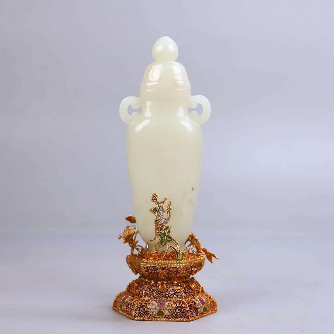 A beautiful silk burnt blue inlaid treasure Hetian white jade amphora bottle ornament: Exquisite silk burnt blue inlaid treasure Hetian white jade amphora cap bottle ornament Size:H:19cm W:7cm W:0.275kg (The Dimensions Of All Batches Are Manually Measured.If You Need More Detailed Infor