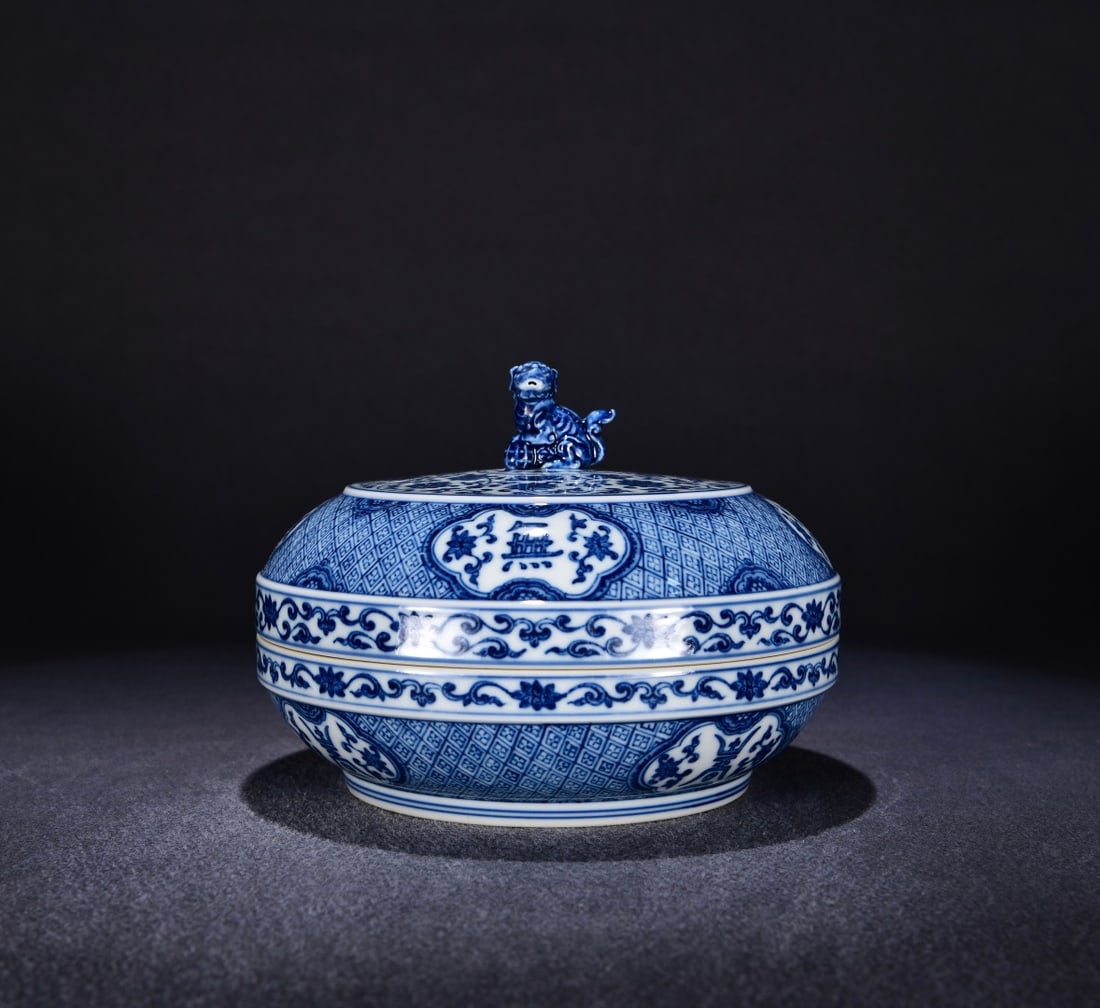 A blue and white entwined branch ruyi pattern lion button lid box made in the Qianlong period of the: Qing Dynasty Qianlong year blue and white entwined branch ruyi pattern lion button lid box Size:H:16x20cm (The Dimensions Of All Batches Are Manually Measured.If You Need More Detailed Information, Pl