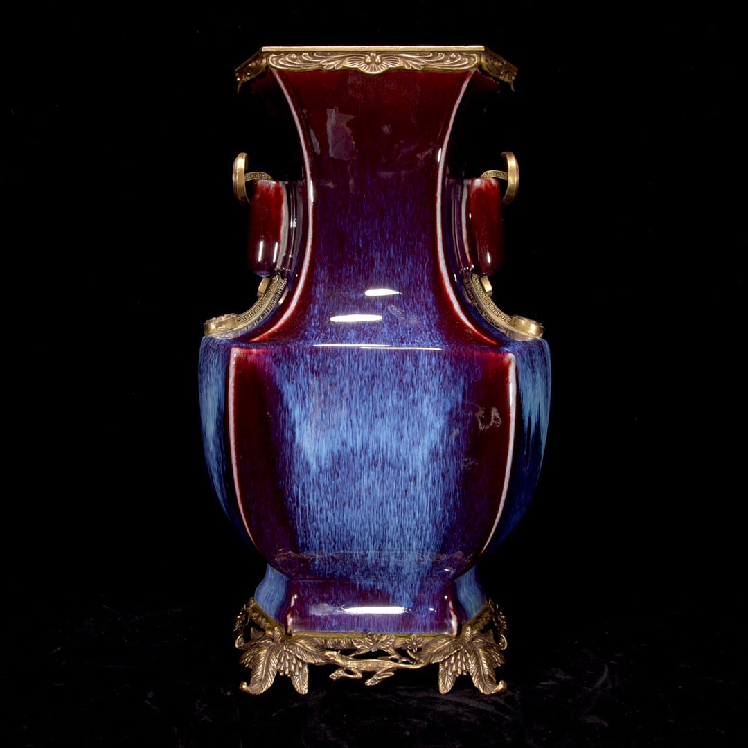A kiln-wrapped copper bottle made in the Yongzheng era of the Qing Dynasty: The kiln of the Qing Dynasty Yongzheng year is wrapped in copper bottles Size:31x26cm (The Dimensions Of All Batches Are Manually Measured.If You Need More Detailed Information, Please Contact Our Cus