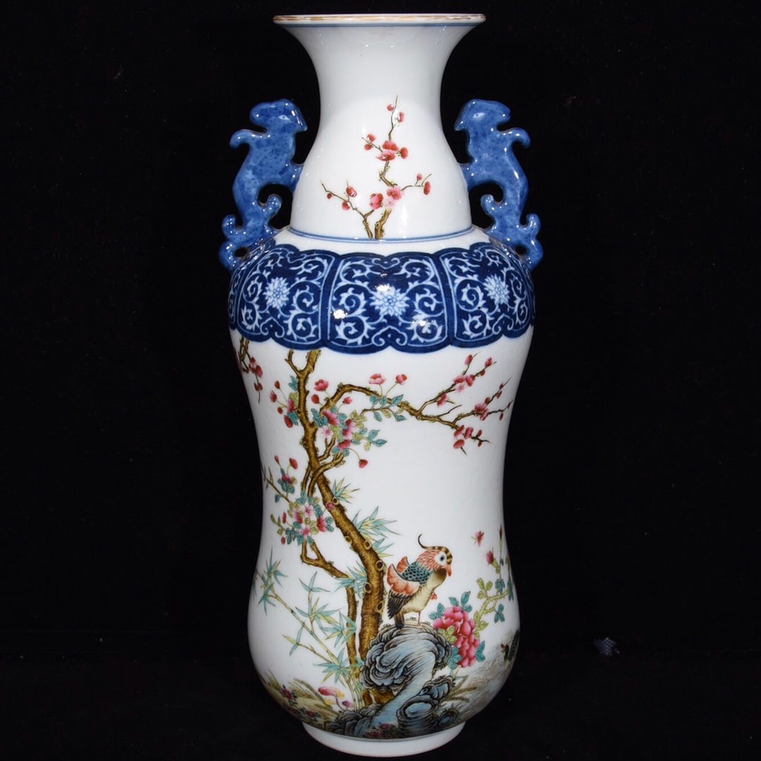 An amphora with a blue and white lace golden rooster inscription made in the Qianlong period of the: The blue and white lace golden rooster inscription amphora made in the Qianlong period of the Qing Dynasty Size:30x13cm (The Dimensions Of All Batches Are Manually Measured.If You Need More Detailed