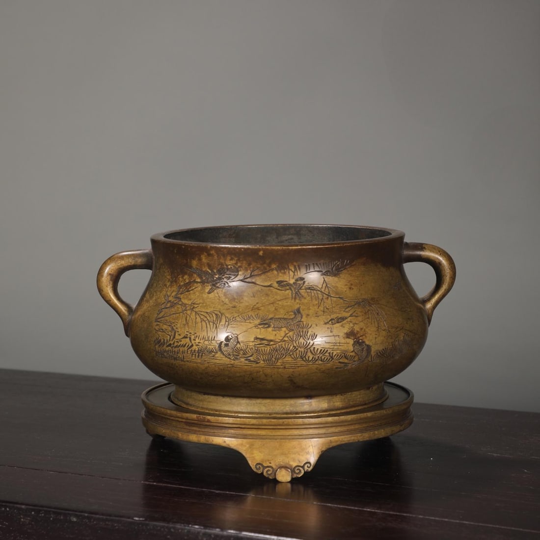 A precision-cast copper tire fish algae pattern dragon ear furnace of the Ming Dynasty (1 of 9)