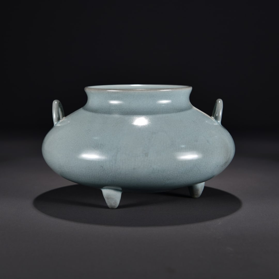 A sky-blue glaze double-line three-legged jar from the Ru kiln in the Song Dynasty (1 of 9)