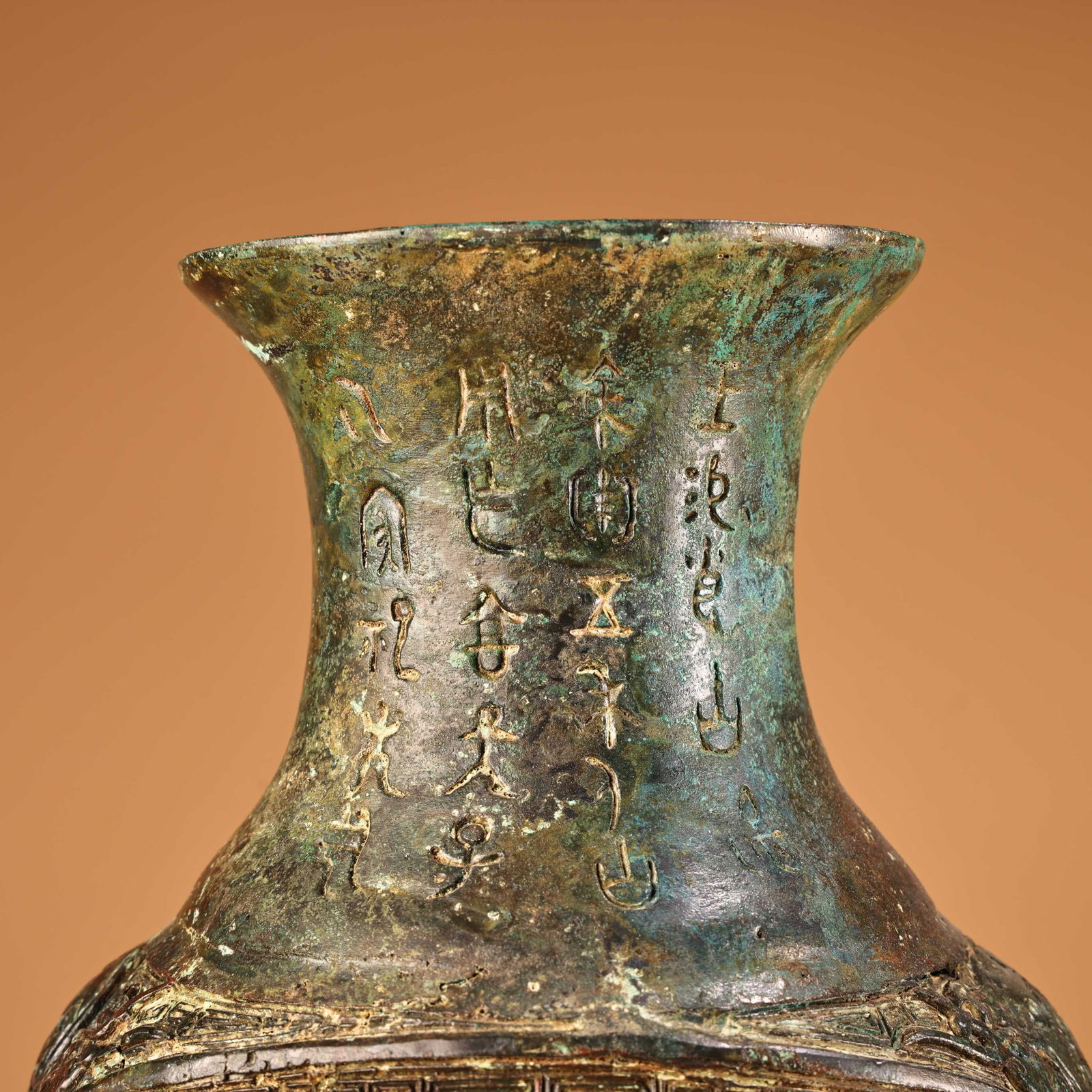 A fine bronze vase - 4