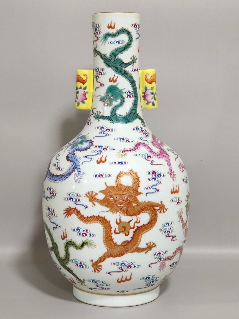 A Qing Dynasty Kowloon amphora: Qing Dynasty Kowloon amphora Size:H:23cm D:16cm (The Dimensions Of All Batches Are Manually Measured.If You Need More Detailed Information, Please Contact Our Customer Service Before Bidding.)