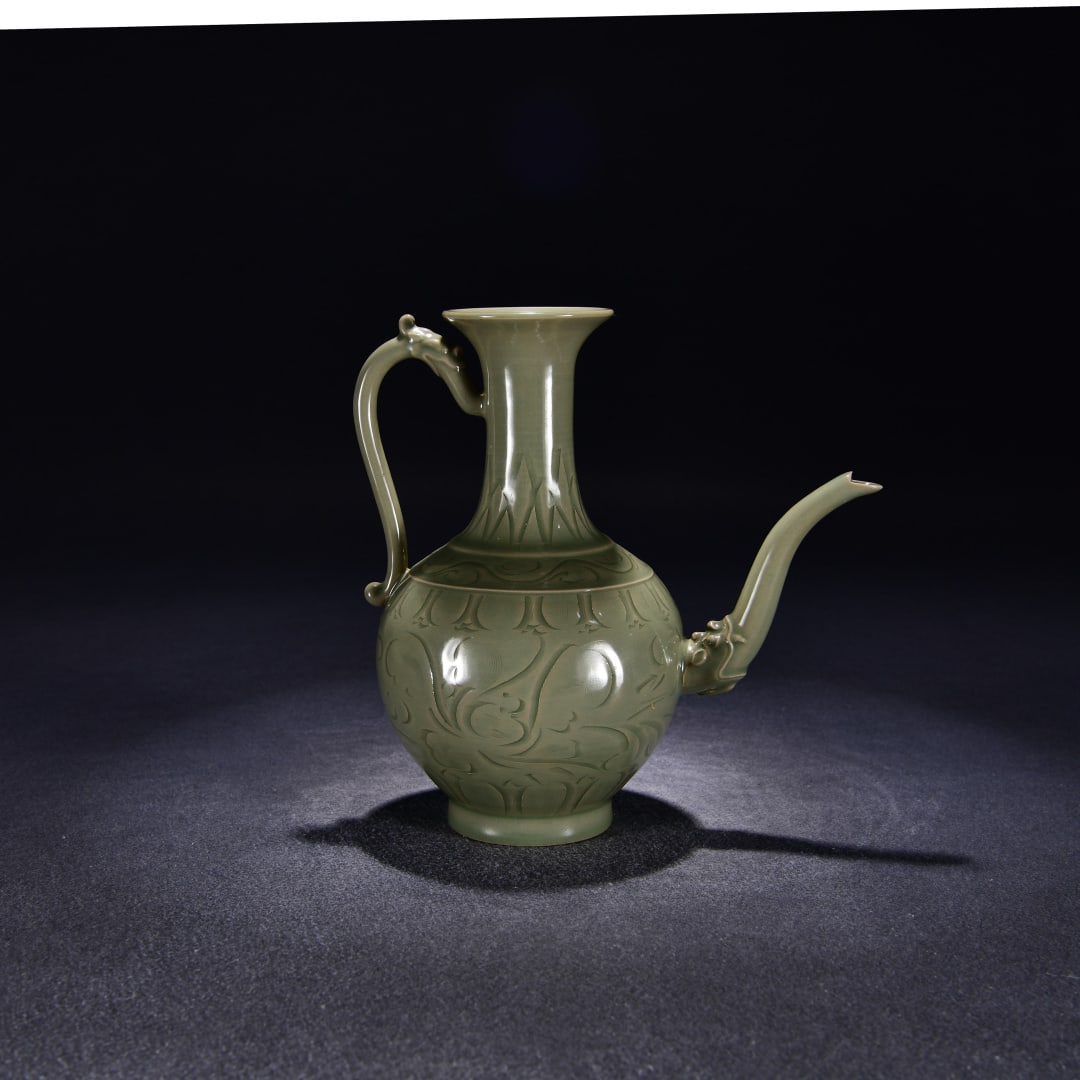 A secret color glaze carved flower pot of the Yue kiln in the Song Dynasty: The secret color glaze carved flower pot of the Yue kiln in the Song Dynasty Size:H:25cm W:26cm (The Dimensions Of All Batches Are Manually Measured.If You Need More Detailed Information, Please