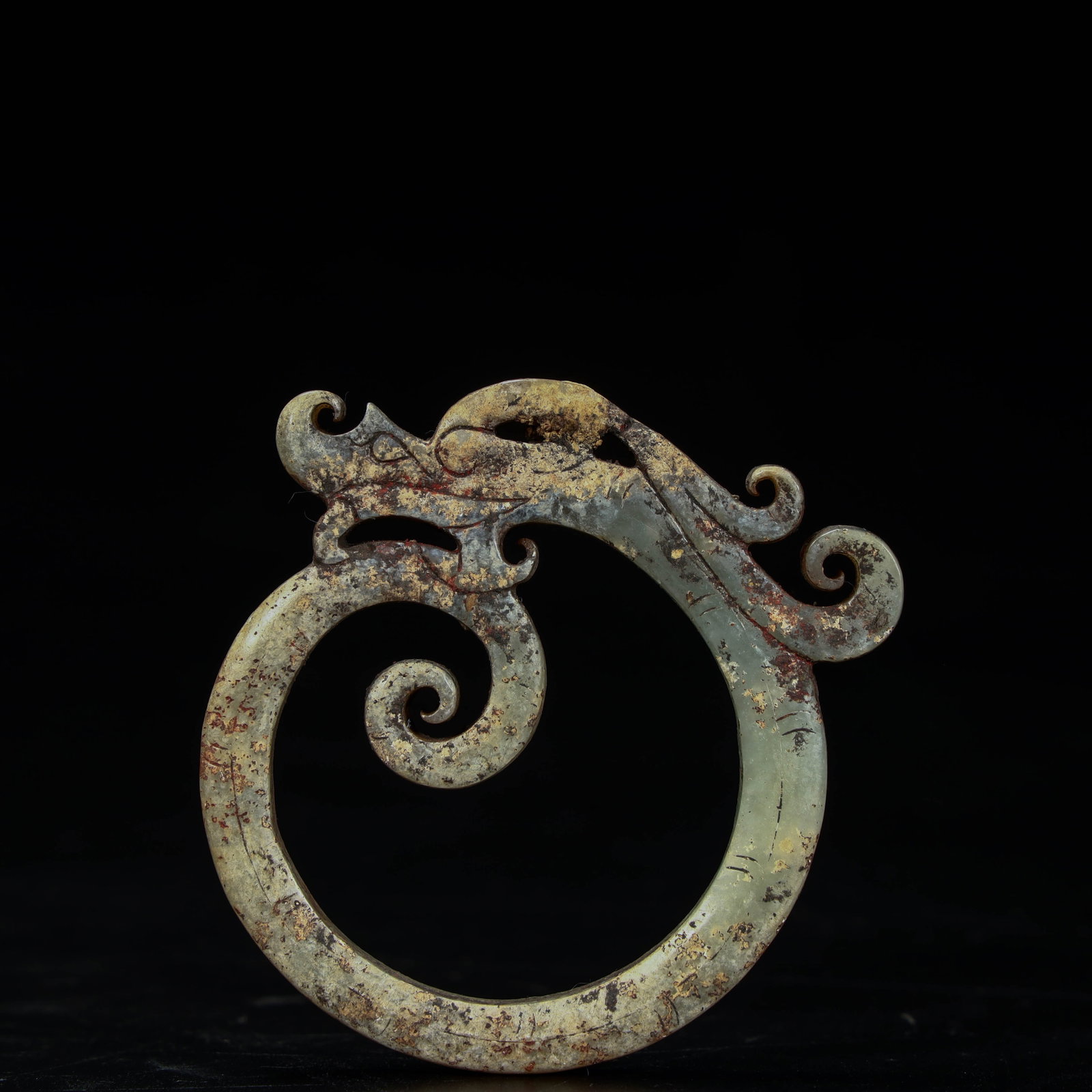 A beautiful jade dragon-shaped pendant (1 of 8)