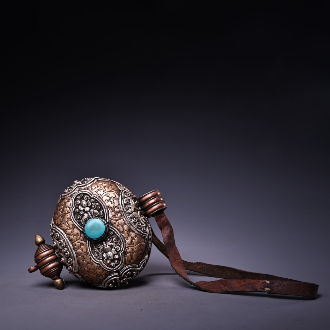 A fine high-relief engraved gilt silver Gawo box: Exquisite high-relief engraved gilt silver gawo box Size:H:7cm L:17cm W:12cm W:0.449kg (The Dimensions Of All Batches Are Manually Measured.If You Need More Detailed Information, Please Contact Our Cu