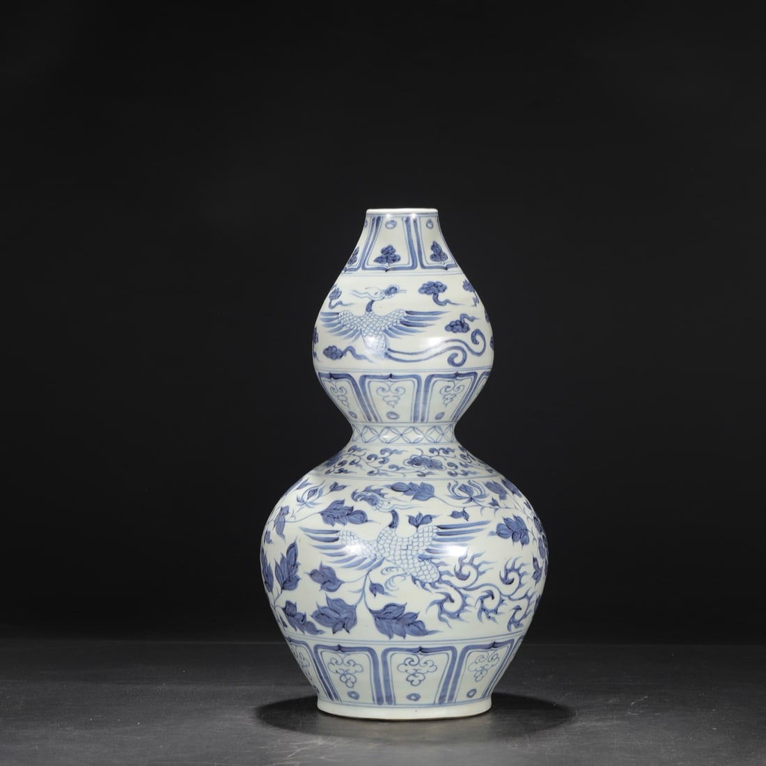 A large gourd bottle with a blue and white entwined phoenix pattern from the Yuan Dynasty: The blue and white entwined phoenix pattern large gourd bottle of the Yuan Dynasty Size:H:46cm Calibre:5.5cm Belly diameter:24cm (The Dimensions Of All Batches Are Manually Measured.If You Need More D
