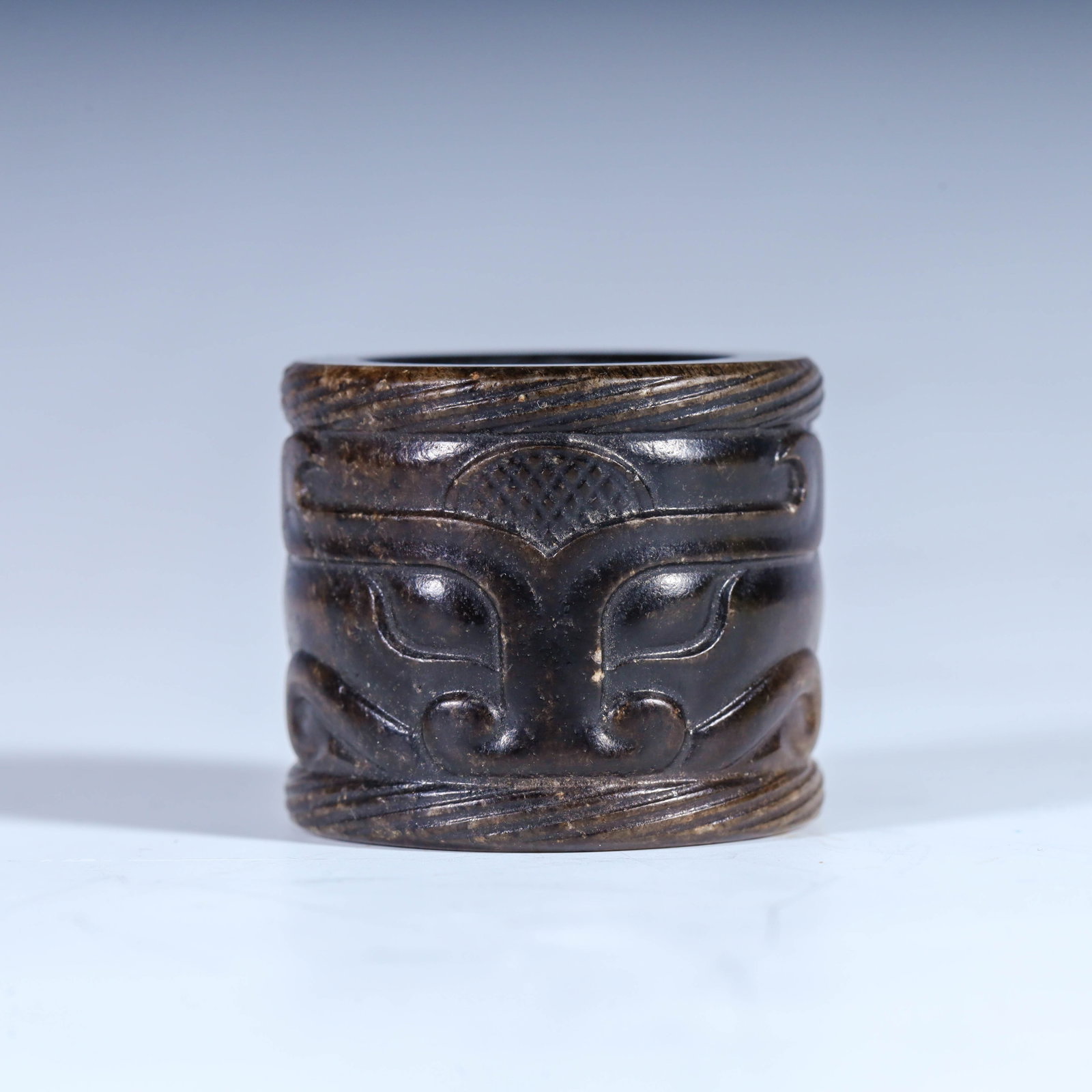A beautiful ancient jade finger (1 of 8)