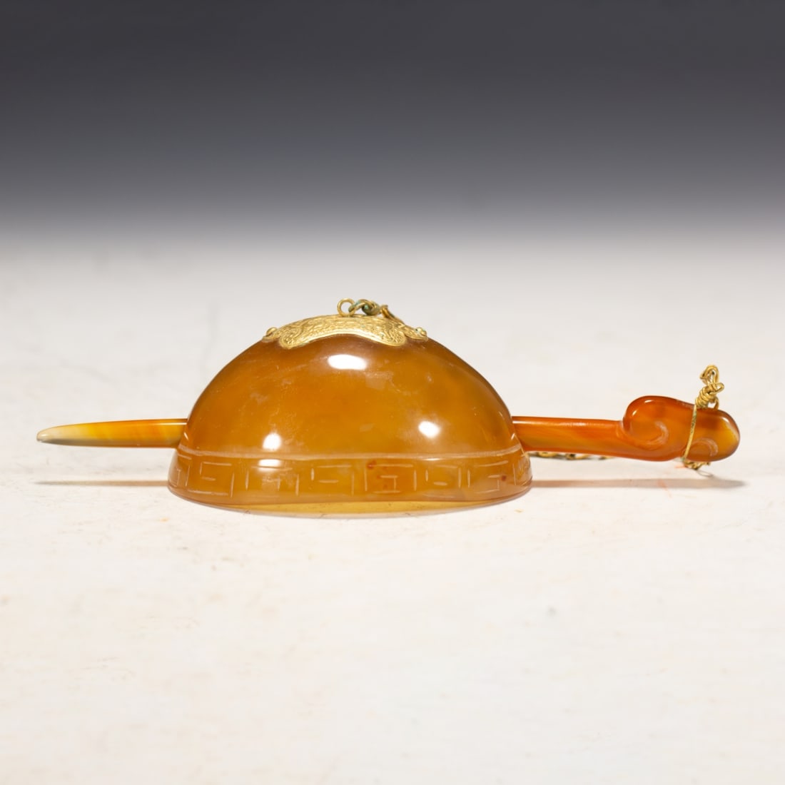 A fine onyx enveloped gold hairpin: Exquisite onyx enveloped blonde hairpin Size:L:15cm W:6cm H:4.5cm W:0.08kg (The Dimensions Of All Batches Are Manually Measured.If You Need More Detailed Information, Please Contact Our Customer Servi
