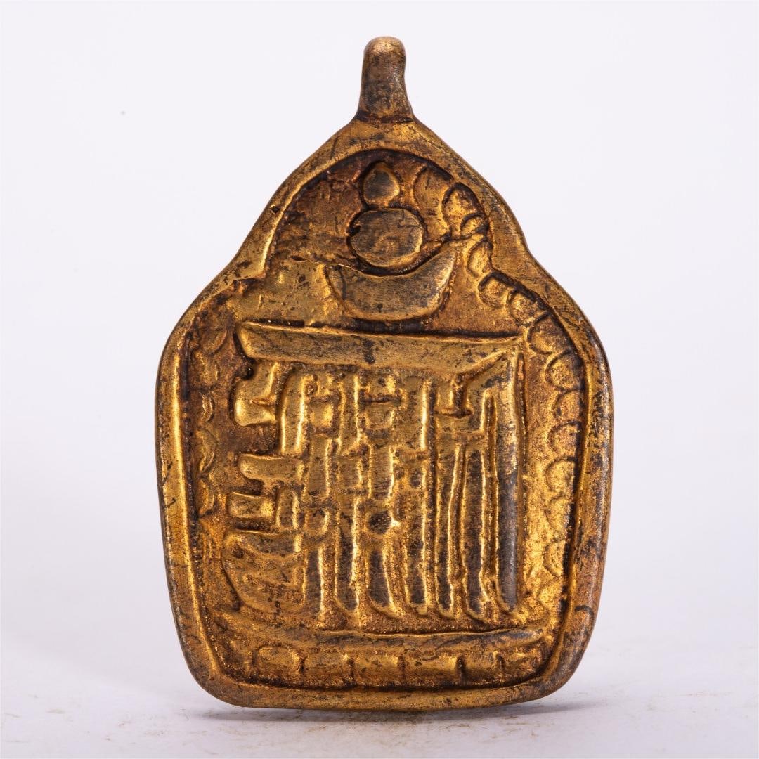 A fine copper-gilt plaque: Exquisite copper gilt plaque Size:L:5x3.5cm W:0.03kg (The Dimensions Of All Batches Are Manually Measured.If You Need More Detailed Information, Please Contact Our Customer Service Before Bidding.)