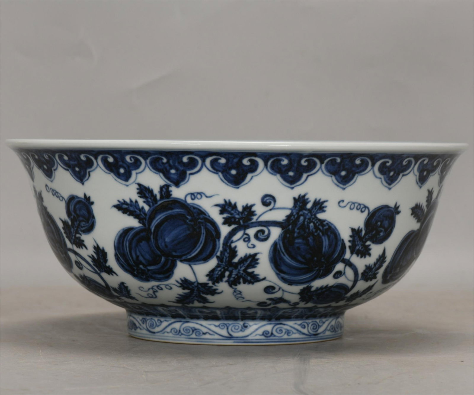 A blue and white pumpkin bowl made in the Xuande year of the Ming Dynasty (1 of 8)