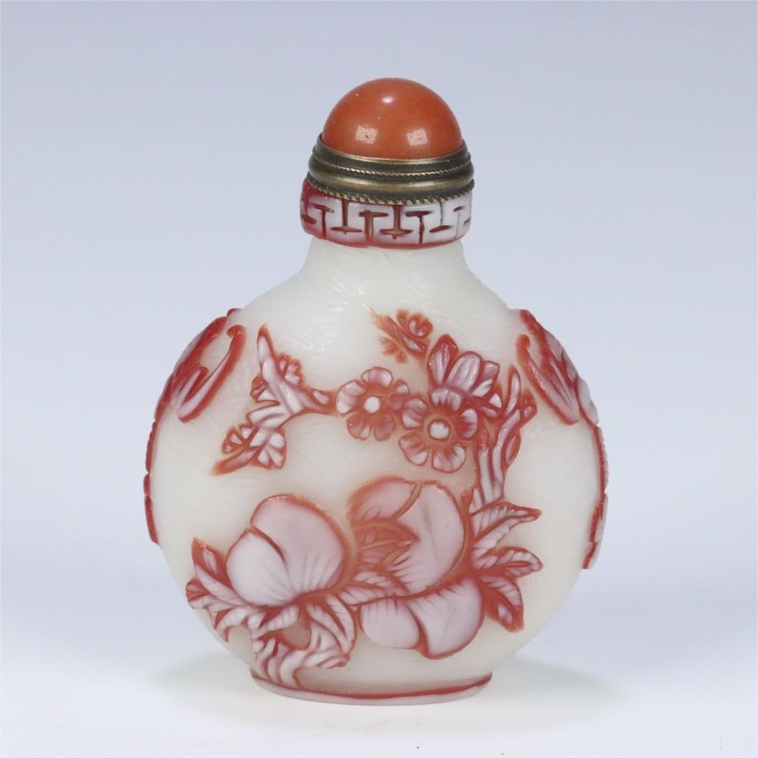 A Qing Dynasty material set of three multi-pattern snuff bottles (1 of 9)