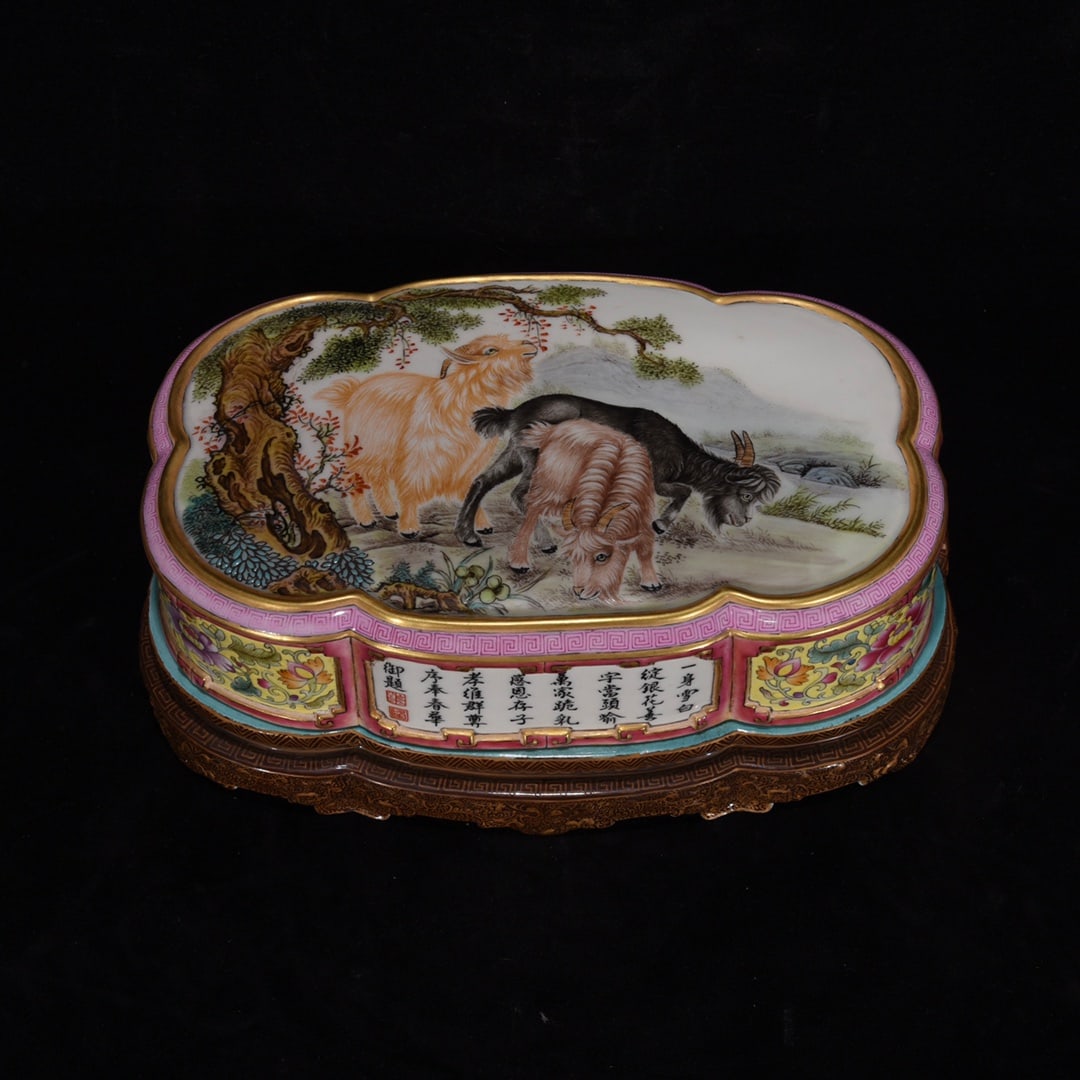 A pastel gilt Sanyang Kaitai pattern inscription poetry fruit box made in the Qianlong period of the: Qing Dynasty Qianlong year pastel gilt Sanyang Kaitai pattern inscription poetry pattern fruit box Size:7.5x21x13cm (The Dimensions Of All Batches Are Manually Measured.If You Need More Detailed Infor