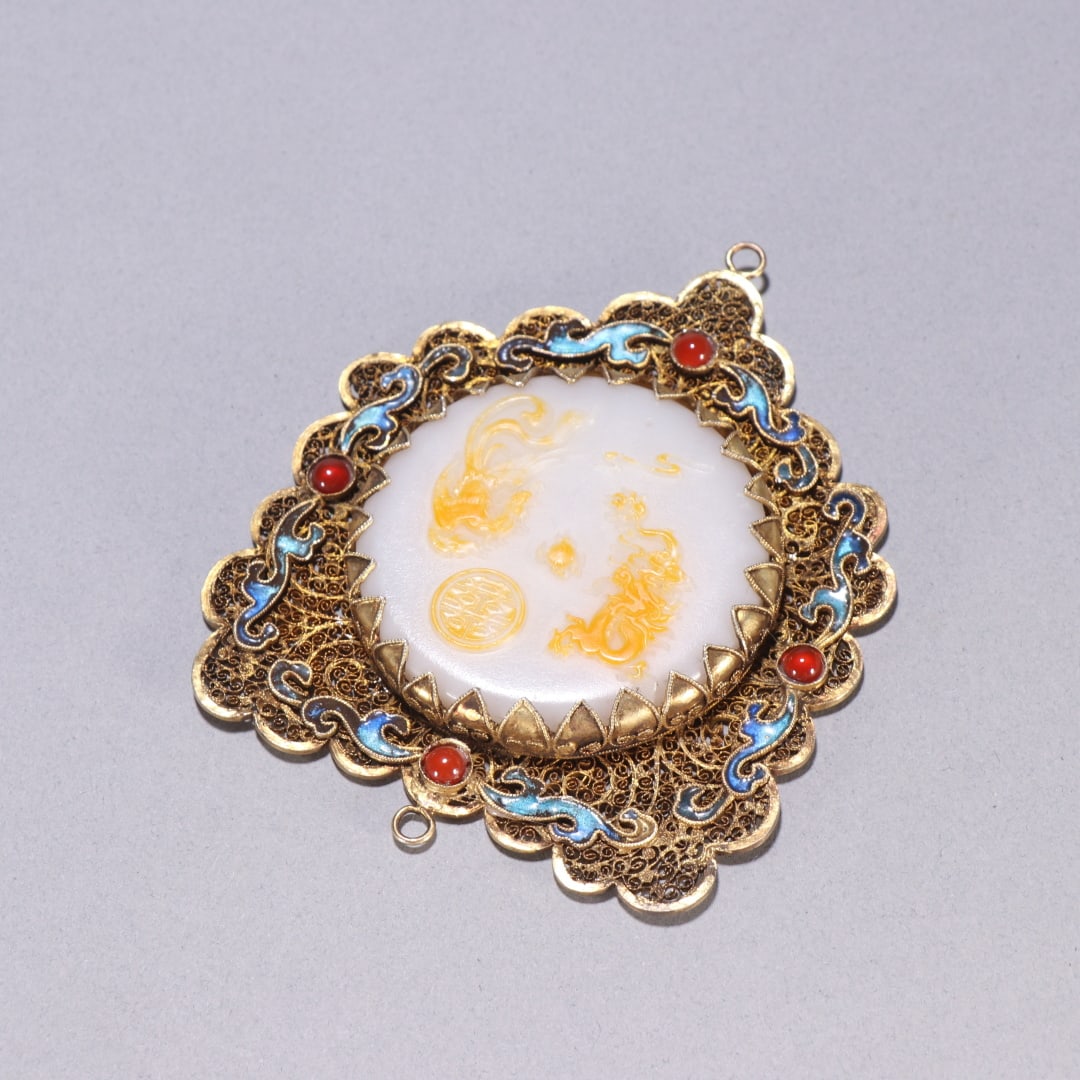 A silver gilt inlaid Hetian jade seed material of the Qing Dynasty is auspicious: The silver gilt inlaid Hetian jade seed material of the Qing Dynasty is auspicious Size:W:10.3x8.4cm W:0.1108kg (The Dimensions Of All Batches Are Manually Measured.If You Need More Detailed Informati