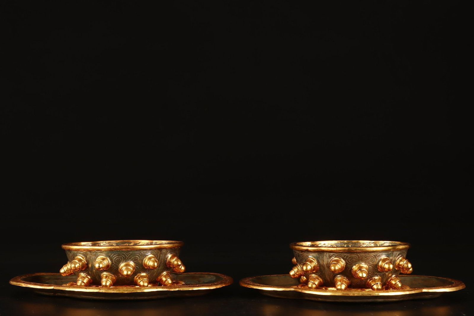A partial gilt drag cup from the Tang Dynasty: Tang Dynasty partial gilt drag cup Size:W:19cm W:14cm H:4cm W:0.4kg (The Dimensions Of All Batches Are Manually Measured.If You Need More Detailed Information, Please Contact Our Customer Service Befo