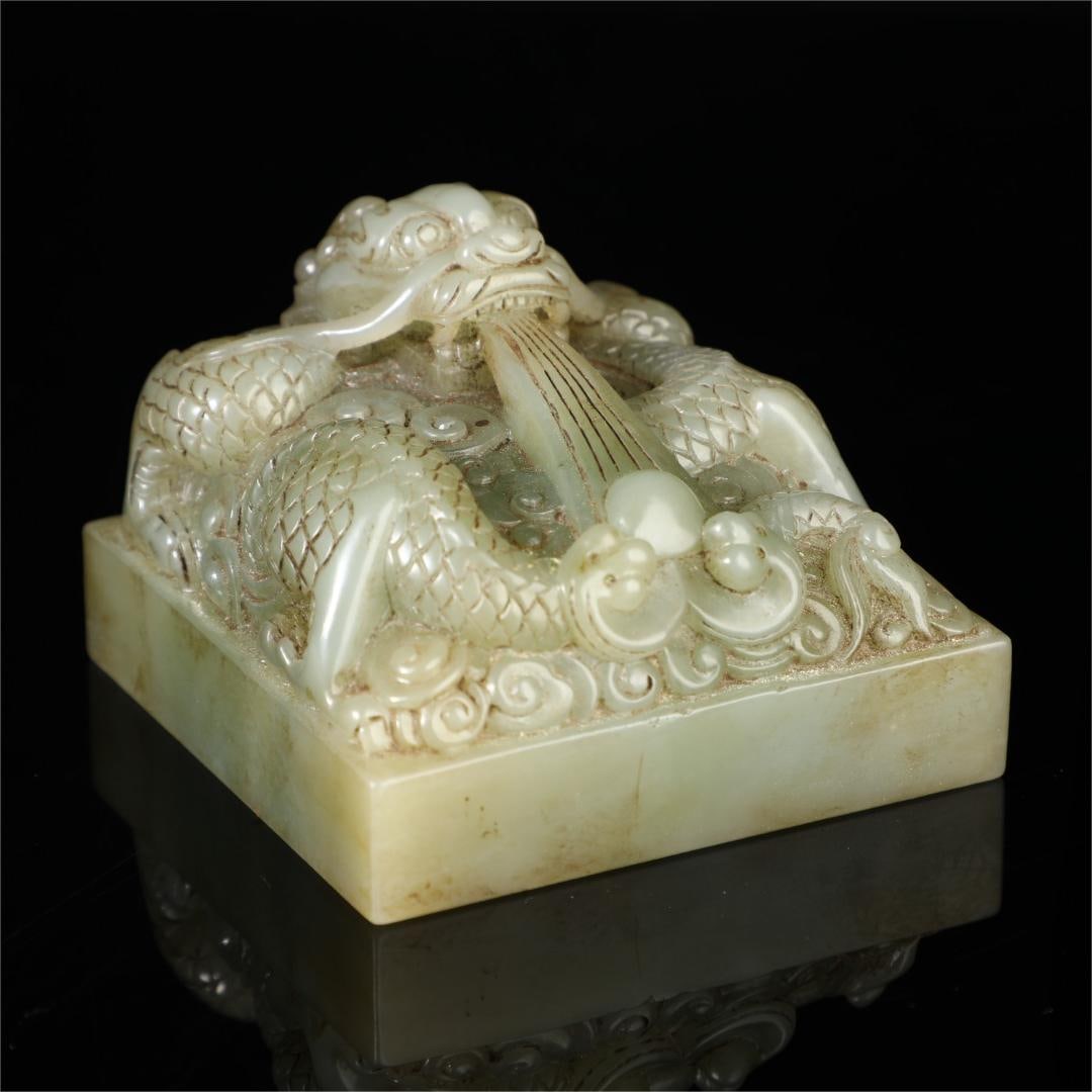 A fine Hetian jade seal: Exquisite Hetian jade seal Size:L:6.5cm W:9cm H:9cm W:0.948kg (The Dimensions Of All Batches Are Manually Measured.If You Need More Detailed Information, Please Contact Our Customer Service Before