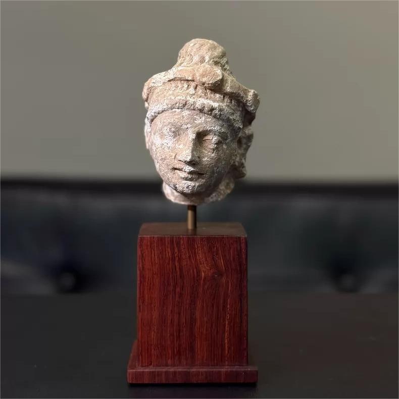 A beautiful head of the Bodhisattva of Gandhara art: Exquisite Gandhara art Bodhisattva head Size:H:16.5cm (The Dimensions Of All Batches Are Manually Measured.If You Need More Detailed Information, Please Contact Our Customer Service Before Bidding.)