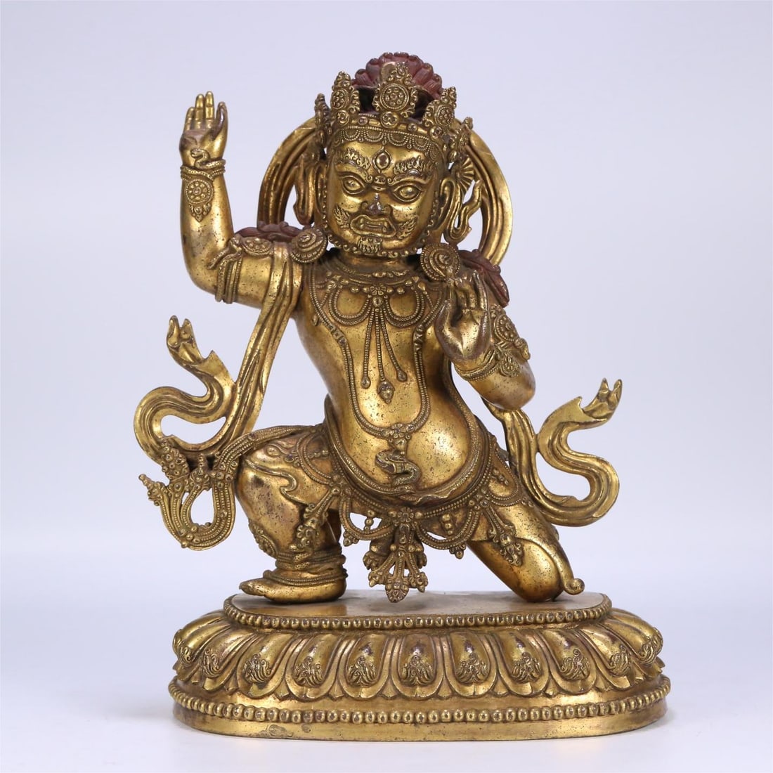 A bronze gilt Vajra hand statue of the Qing Dynasty: Qing Dynasty copper gilt Vajra hand statue Size:29.5x22x14cm W:5.63kg (The Dimensions Of All Batches Are Manually Measured.If You Need More Detailed Information, Please Contact Our Customer Service Be