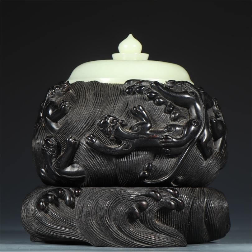 A beautiful rosewood dragon pattern Go jar: Exquisite rosewood dragon pattern Go jar Size:L:17.5cm W:16cm H:17cm W:1.747kg (The Dimensions Of All Batches Are Manually Measured.If You Need More Detailed Information, Please Contact Our Customer