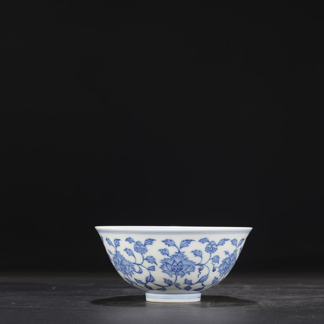 A blue and white entwined flower pattern palace bowl made in the Ming Dynasty Chenghua year: The blue and white entwined floral pattern palace bowl made in the Chenghua year of the Ming Dynasty Size:H:7cm Calibre:15.5cm (The Dimensions Of All Batches Are Manually Measured.If You Need More