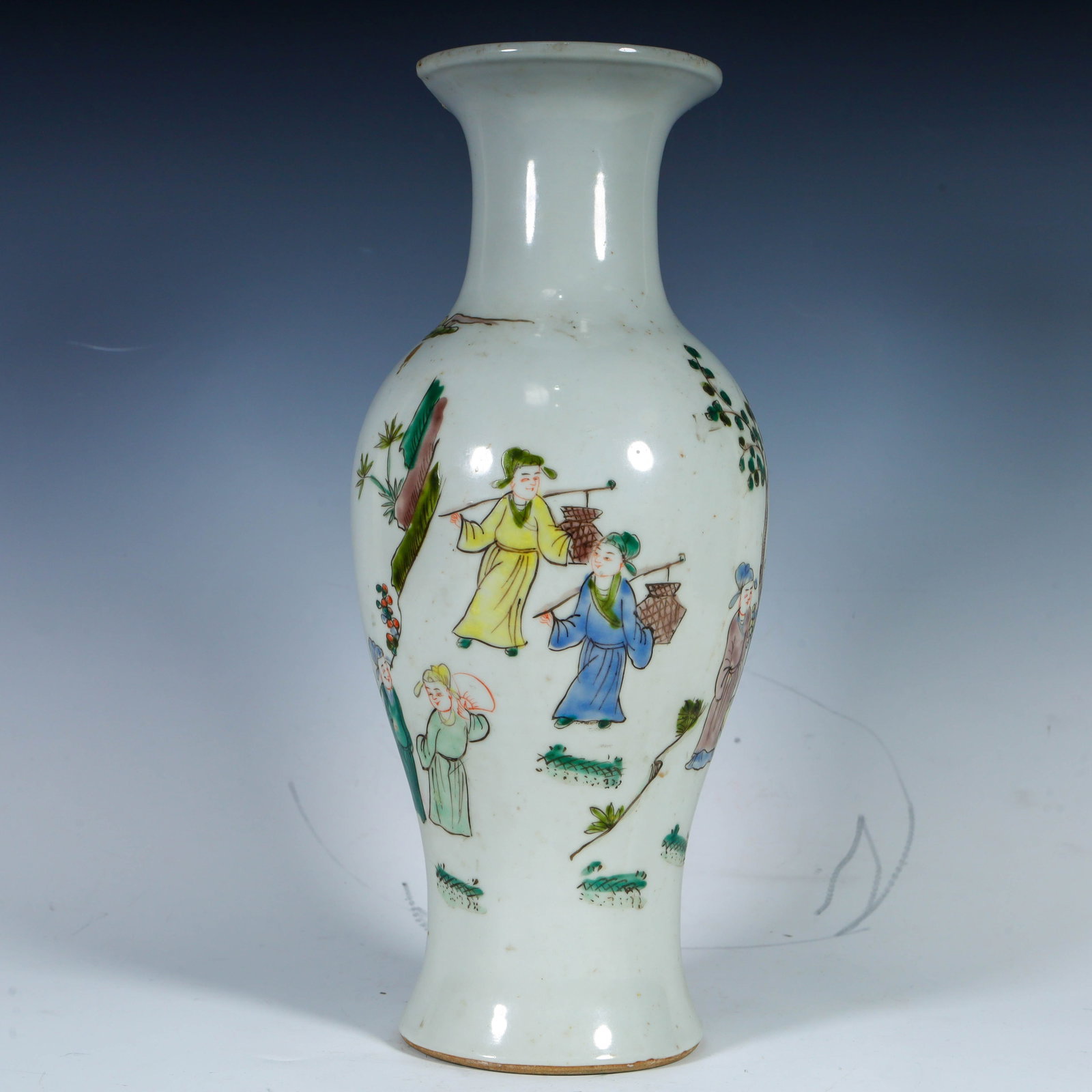 A colorful character vase from the Qing Dynasty: Colorful character vase of the Qing Dynasty Size: H:30cm L: 13cm W:13cm W:1261g (The Dimensions Of All Batches Are Manually Measured.If You Need More Detailed Information, Please Contact Our Customer