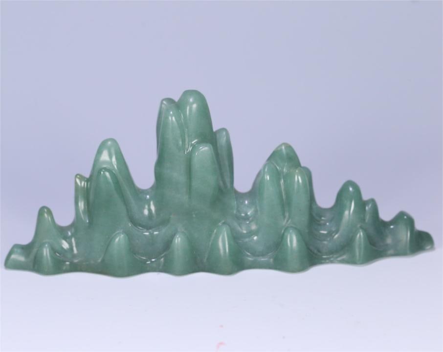 A beautiful aventurine jade mountain pen holder: Exquisite aventurine jade mountain pen holder Size:14x3.3x6cm W:0.175kg (The Dimensions Of All Batches Are Manually Measured.If You Need More Detailed Information, Please Contact Our Customer Service