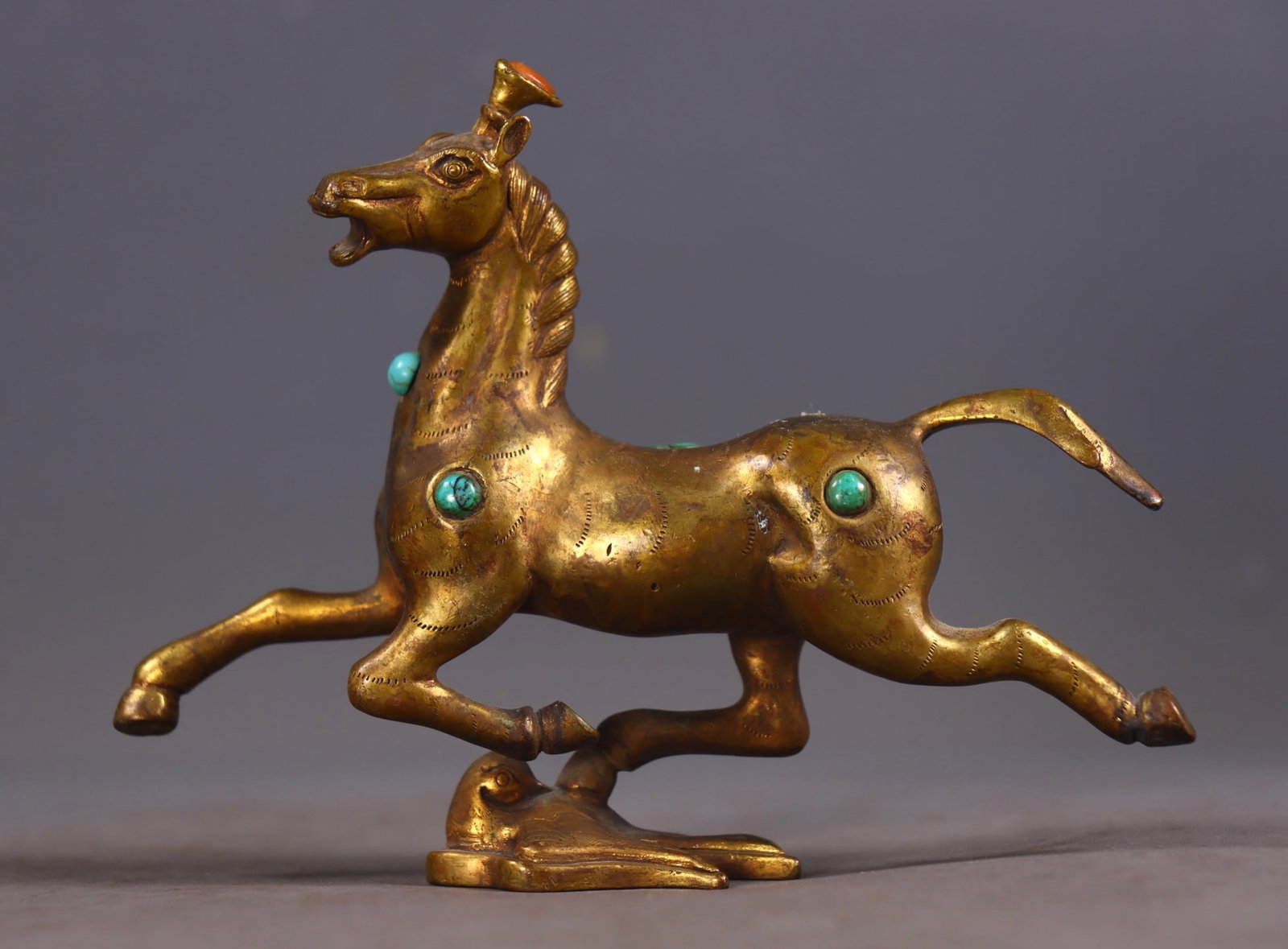 A fine piece of copper gilt inlaid with gemstones: Exquisite copper gilt inlaid with gemstones, horse stepping on the swallow Size:H:11cm L:13.5cm W:3cm W:0.53kg (The Dimensions Of All Batches Are Manually Measured.If You Need More Detailed