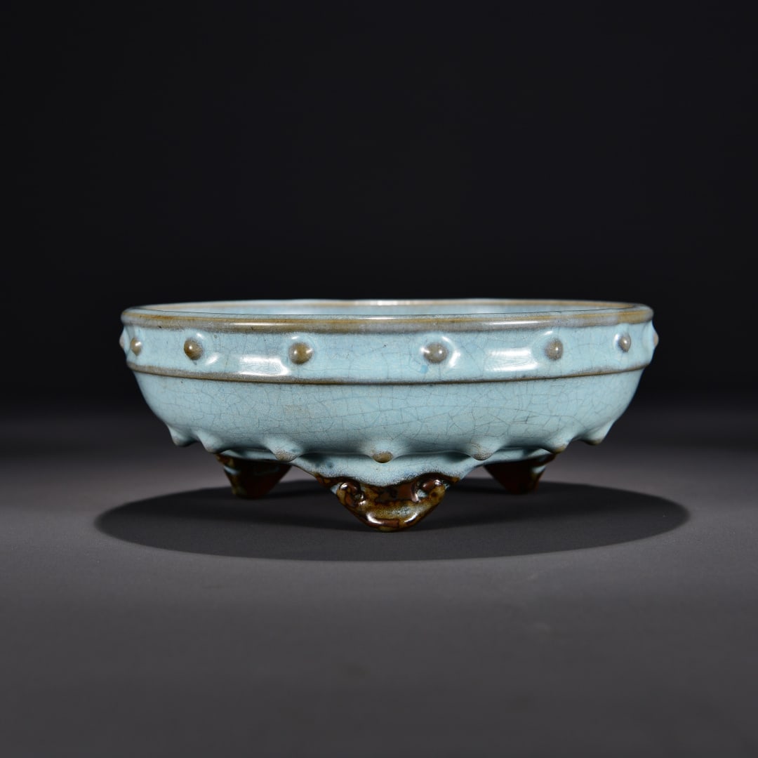 A three-legged wash of sky blue glazed drum nails made in the Song Dynasty Jun kiln year (1 of 8)