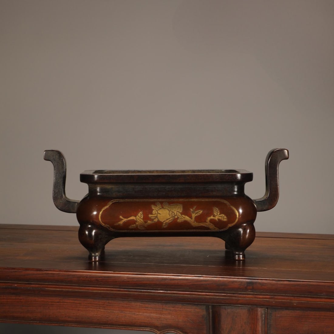 A Ming Dynasty precisely cast copper tire gilt folded branch pattern square crown ear furnace: The Ming Dynasty's finely cast copper tire, gilded folded branches, and squares towards the crown ear furnace Size:H:8cm Calibre:9.5x15.5cm Ear distance:22cm W:2.3kg (The Dimensions Of All Batches Are