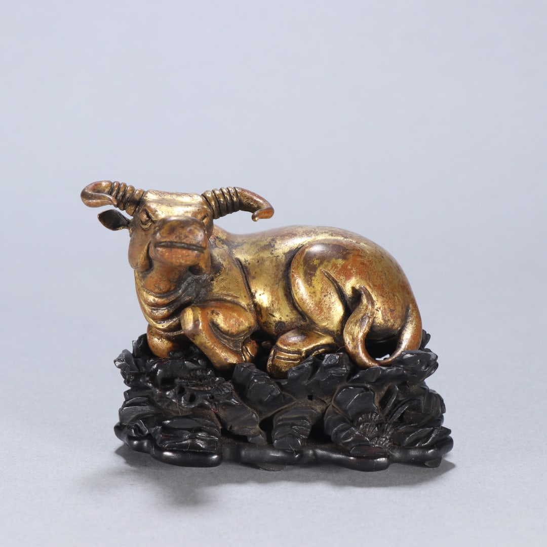 A fine copper-gilt goldsmith paperweight: Exquisite copper-gilt goldsmith paperweight Size:H:4.3cm W:6.7cm W:0.423kg (The Dimensions Of All Batches Are Manually Measured.If You Need More Detailed Information, Please Contact Our Customer