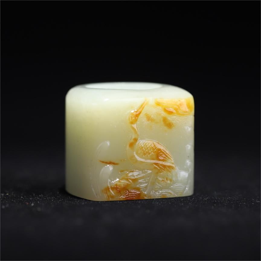 A crane pattern finger of Hetian jade seed material from the Qing Dynasty: Qing Dynasty's Hetian jade seed material crane pattern finger Size:H:3.25cm lnside diameter:2.25cm W:0.0584kg (The Dimensions Of All Batches Are Manually Measured.If You Need More Detailed Information