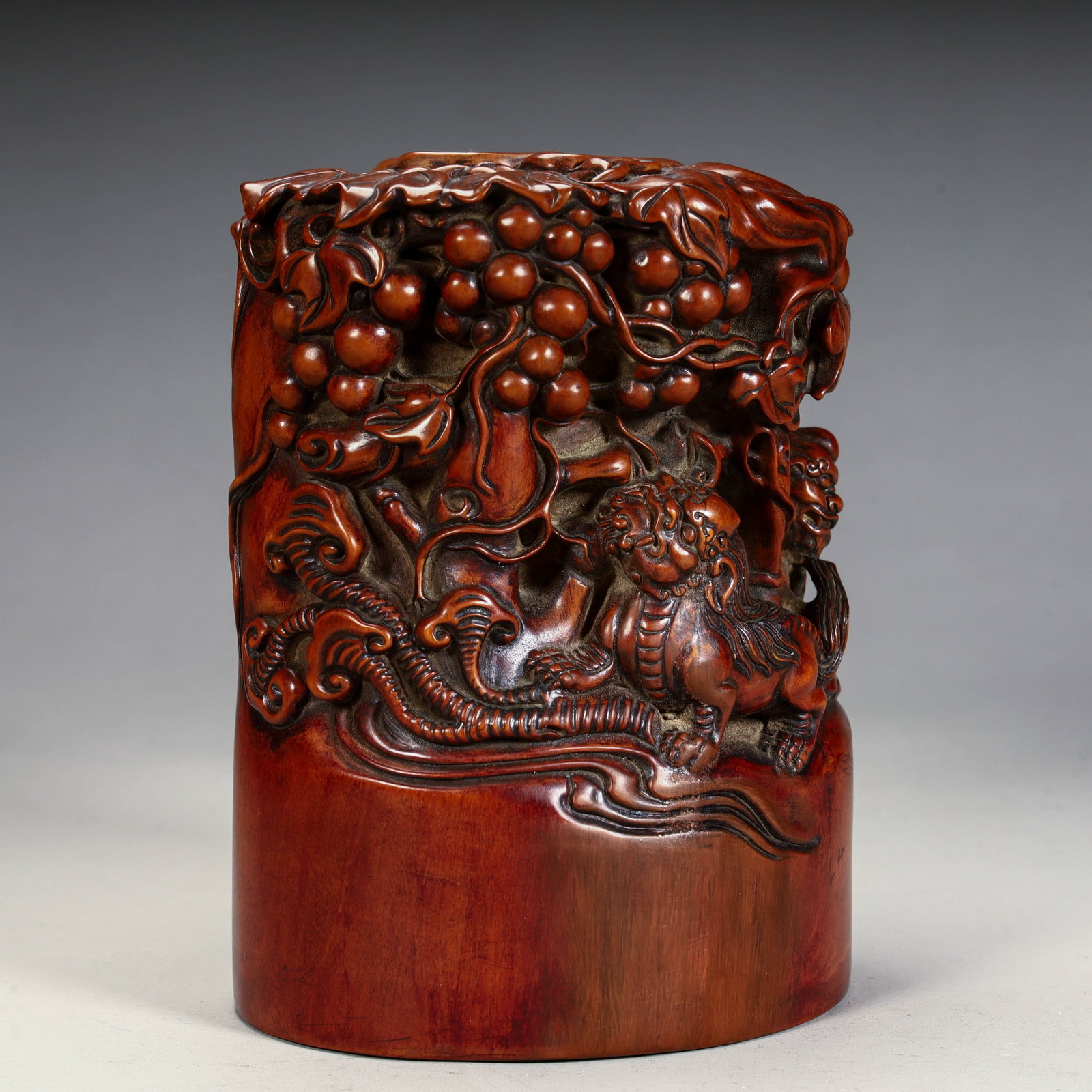 A Qing Dynasty boxwood carved multi-fruited beast pattern seal: Qing Dynasty boxwood carved multi-fruited and multi-blessed beast pattern seal Size: L: 13cm W:10cm H:8cm W:661g (The Dimensions Of All Batches Are Manually Measured.If You Need More Detailed Informat