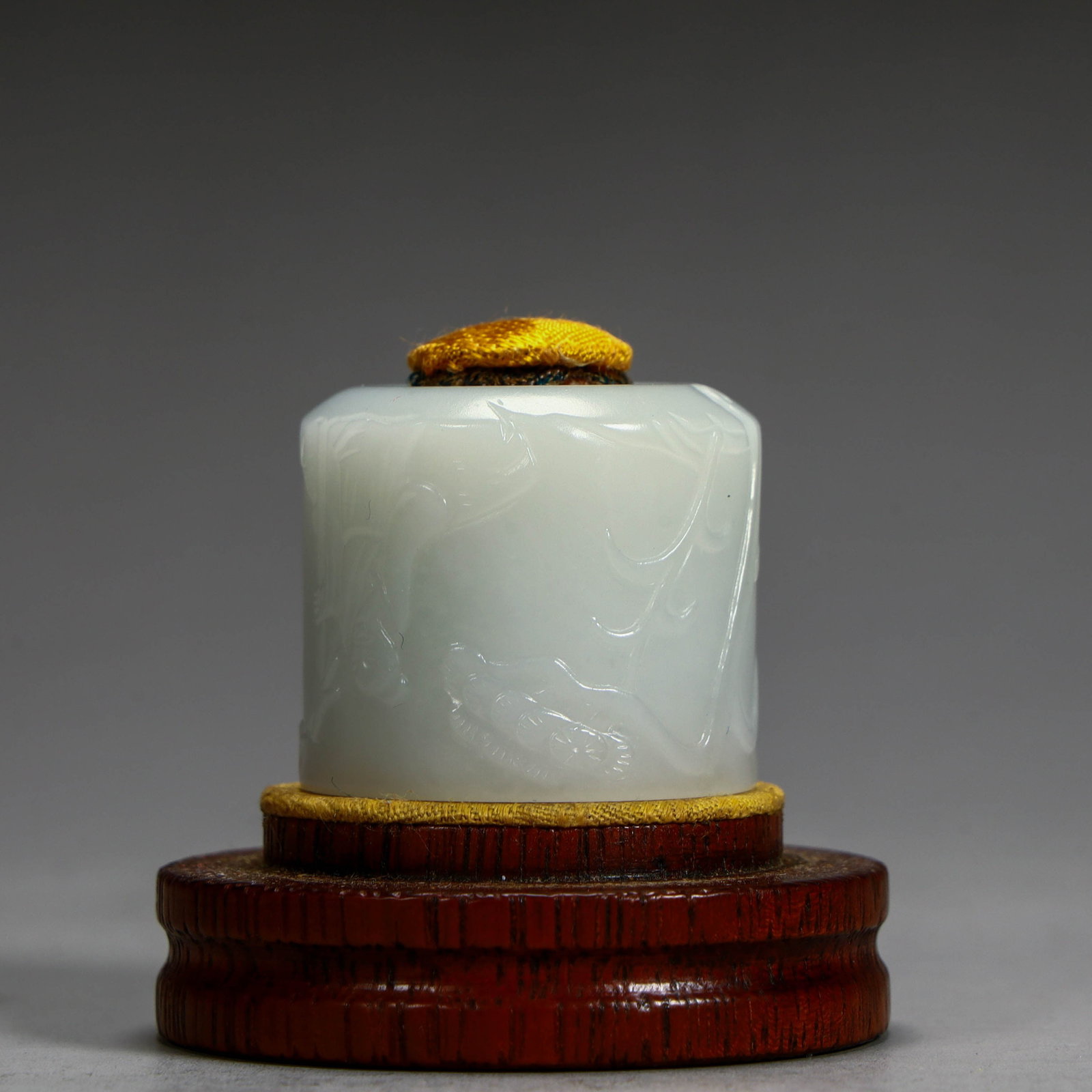A Qing Dynasty Hetian jade carved dragon pattern finger (1 of 8)