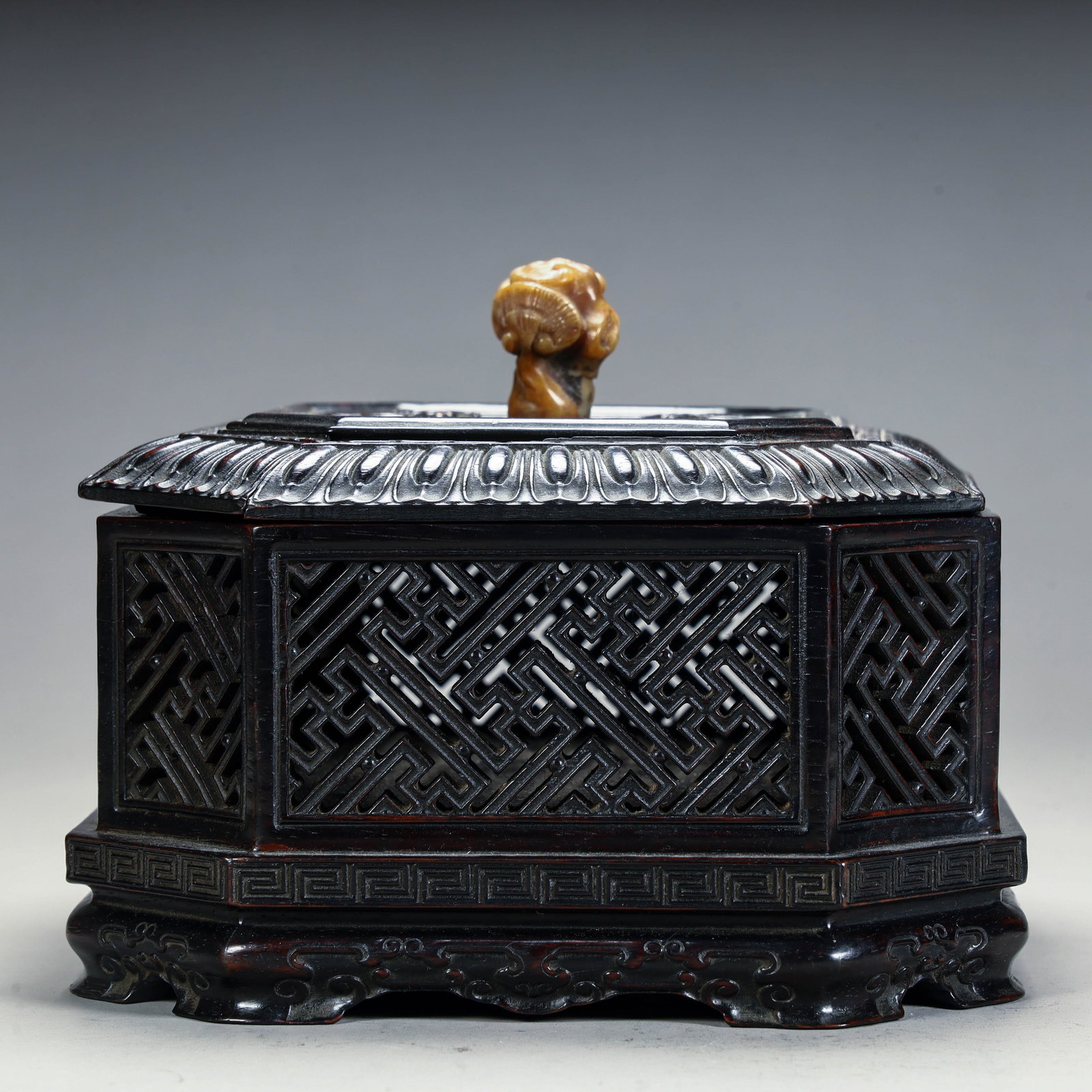 A Qing Dynasty rosewood hollow aromatherapy box with Shoushan stone sheep head button (1 of 9)