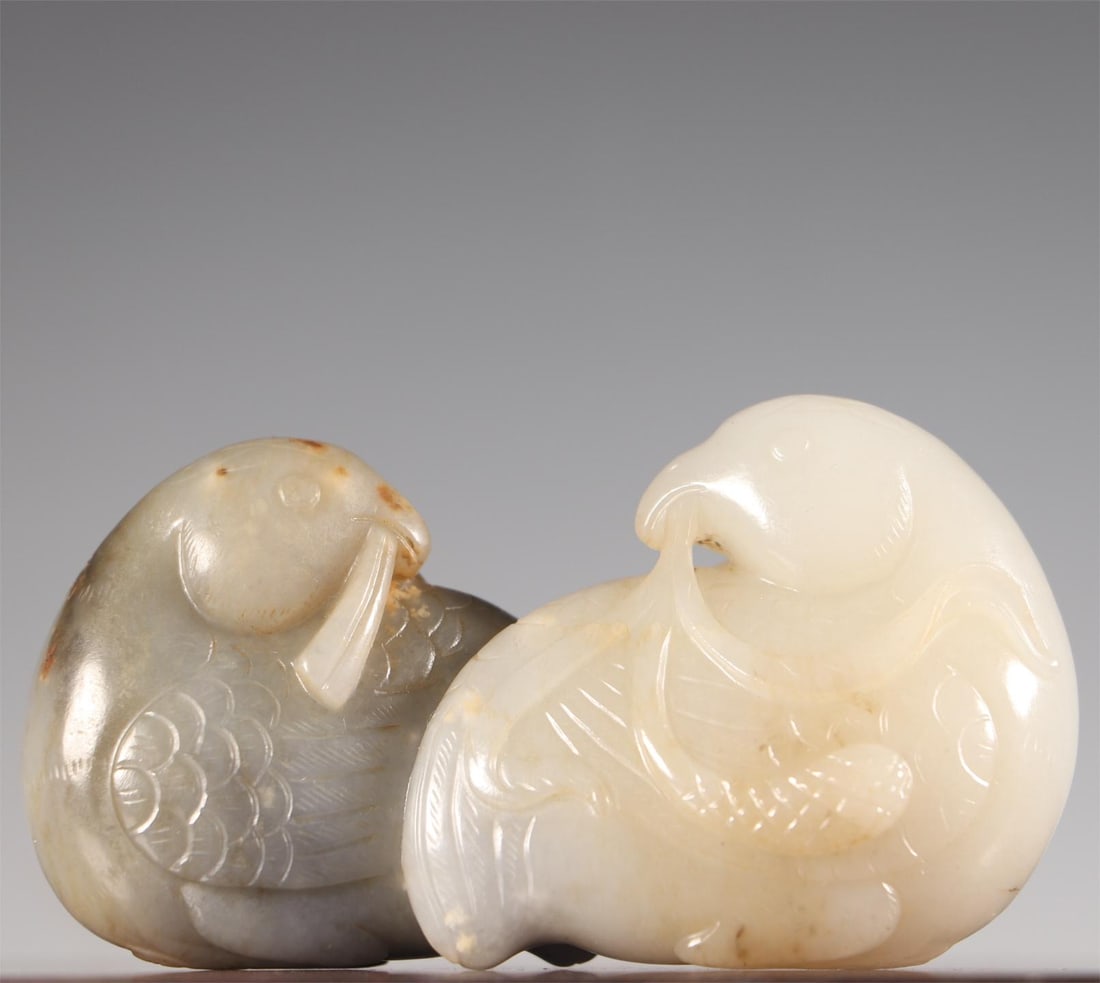 A beautiful Hetian blue and white seed material is cleverly carved with mandarin ducks and lotus (1 of 9)