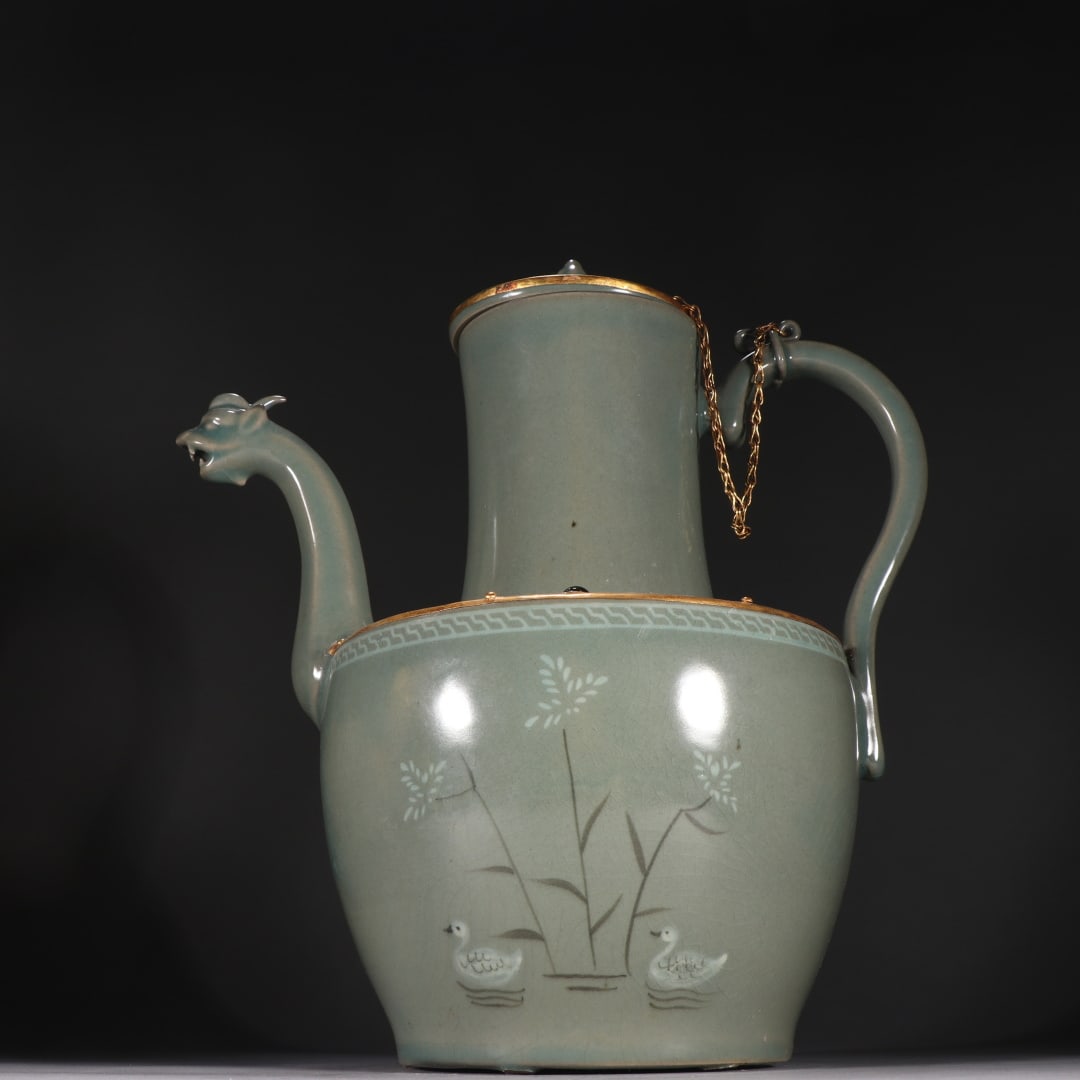 A beautiful celadon gold-clad dragon head pot: Exquisite celadon gold-clad dragon head pot Size:H:30cm W:27cm (The Dimensions Of All Batches Are Manually Measured.If You Need More Detailed Information, Please Contact Our Customer Service Before Bi
