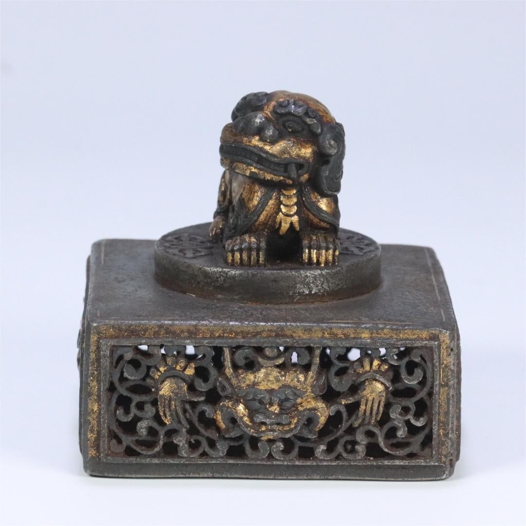 A fine iron cut gold snow lion button seal: Exquisite iron cut gold snow lion button seal Size:7.8x8.1x8.3cm W:0.764kg (The Dimensions Of All Batches Are Manually Measured.If You Need More Detailed Information, Please Contact Our Customer Servi