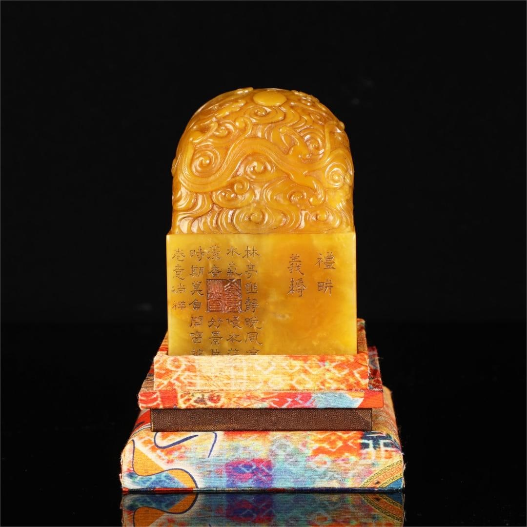 A fine Shoushan Tian Huangshi and Shuo Yong prince seal: Exquisite Shoushan Tian Huangshi and Shuo Yong Prince Seal Size:H:10cm W:7cm W:1.108kg (The Dimensions Of All Batches Are Manually Measured.If You Need More Detailed Information, Please Contact Our