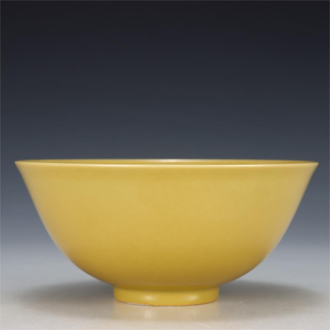 A yellow glaze bowl made in the Chenghua year of the Ming Dynasty (1 of 9)
