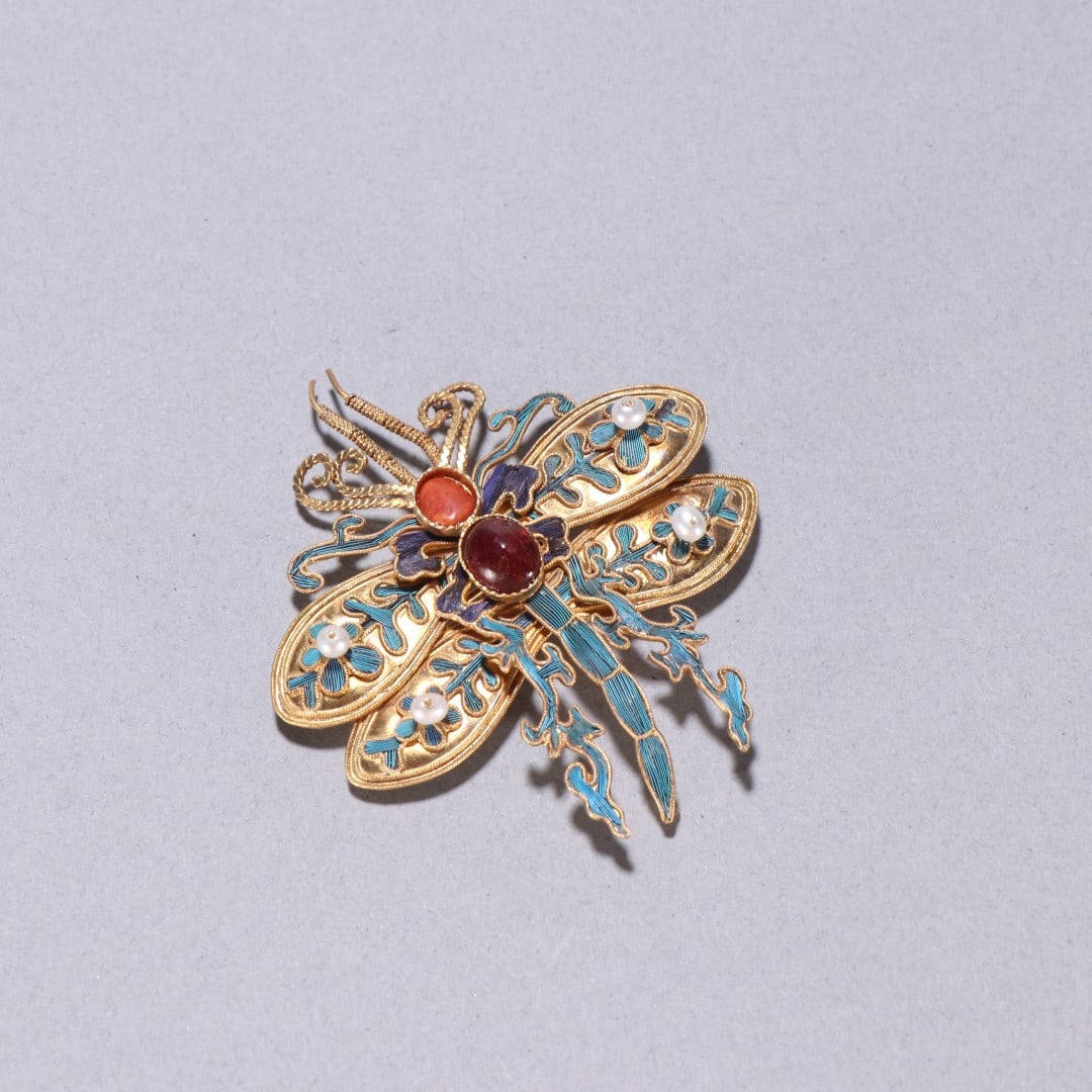 A silver-gilt emerald butterfly brooch from the Qing Dynasty: Qing Dynasty silver-gilt emerald butterfly brooch Size:W:6.4x5.7cm W:0.0117kg (The Dimensions Of All Batches Are Manually Measured.If You Need More Detailed Information, Please Contact Our Customer