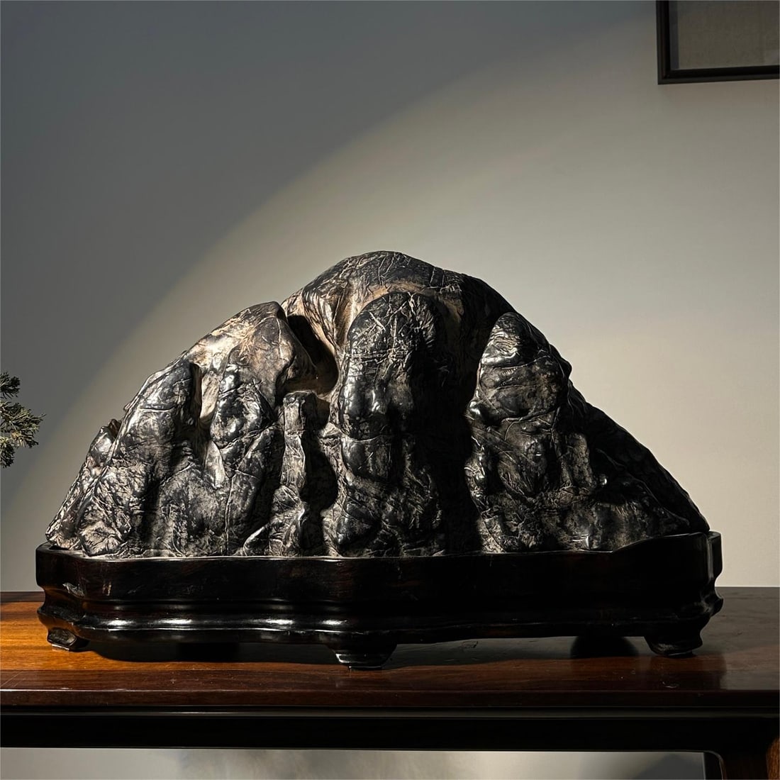 A fine Lingbi stone: Exquisite Lingbi stone Size:L:70cm H:41cm T:22cm (The Dimensions Of All Batches Are Manually Measured.If You Need More Detailed Information, Please Contact Our Customer Service Before Bidding.)