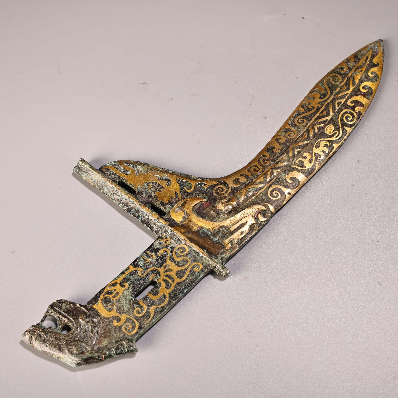 A fine bronze Cuojinge: Exquisite bronze Cuo Jinge Size:L:28cm W:11cm W:0.4kg (The Dimensions Of All Batches Are Manually Measured.If You Need More Detailed Information, Please Contact Our Customer Service Before Bidding.)
