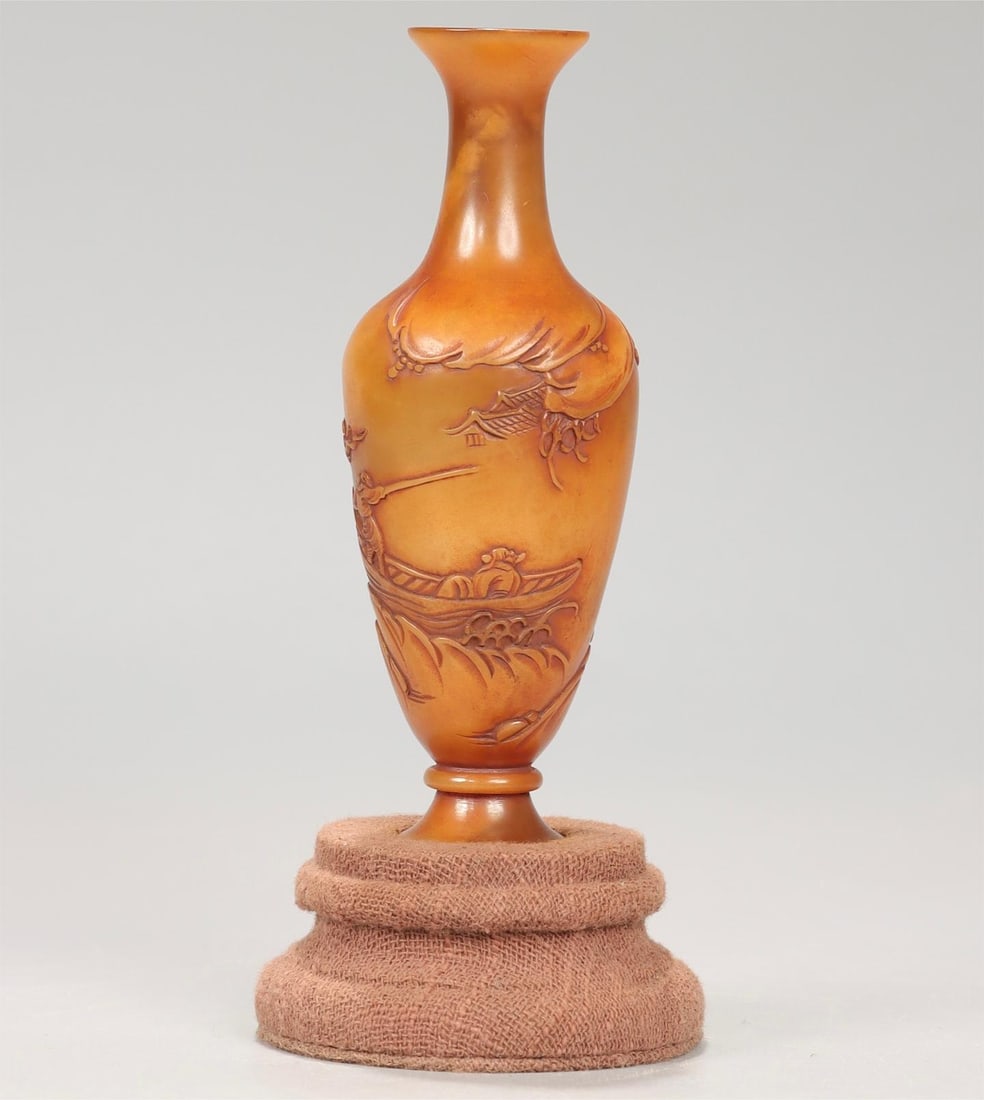 A Qing Dynasty Tianhuang stone carving vase: Qing Dynasty's Tianhuang stone carving vase Size:H:11cm W:4cm W:0.162kg (The Dimensions Of All Batches Are Manually Measured.If You Need More Detailed Information, Please Contact Our Customer Service