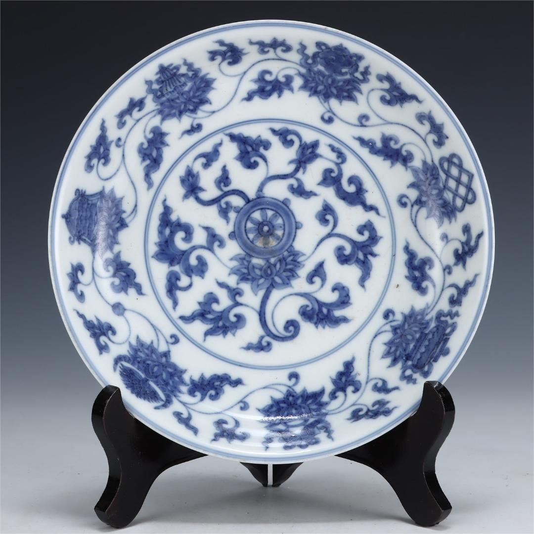 A small plate with a blue and white entwined lotus pattern made in the Chenghua year of the Ming (1 of 9)