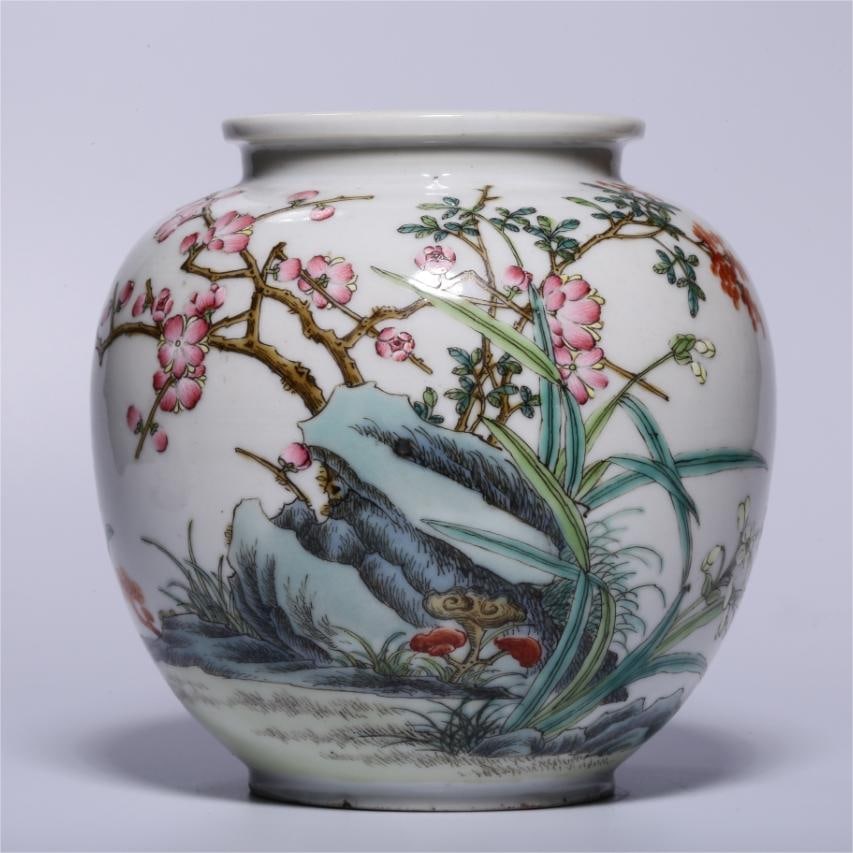 A small jar of Doucai Qunfang Xianrui from the Republic of China period (1 of 9)
