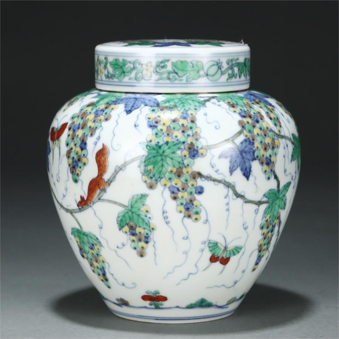 A Doucai squirrel grape-patterned lid jar made in the Chenghua year of the Ming Dynasty (1 of 9)