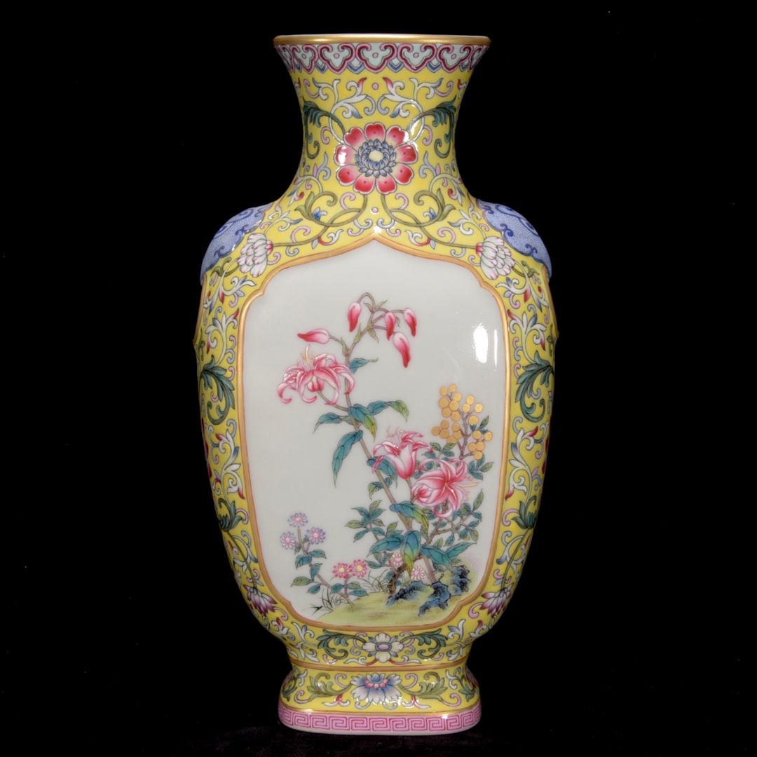 A pastel windowed floral flat bottle made in the Qianlong period of the Qing Dynasty (1 of 9)