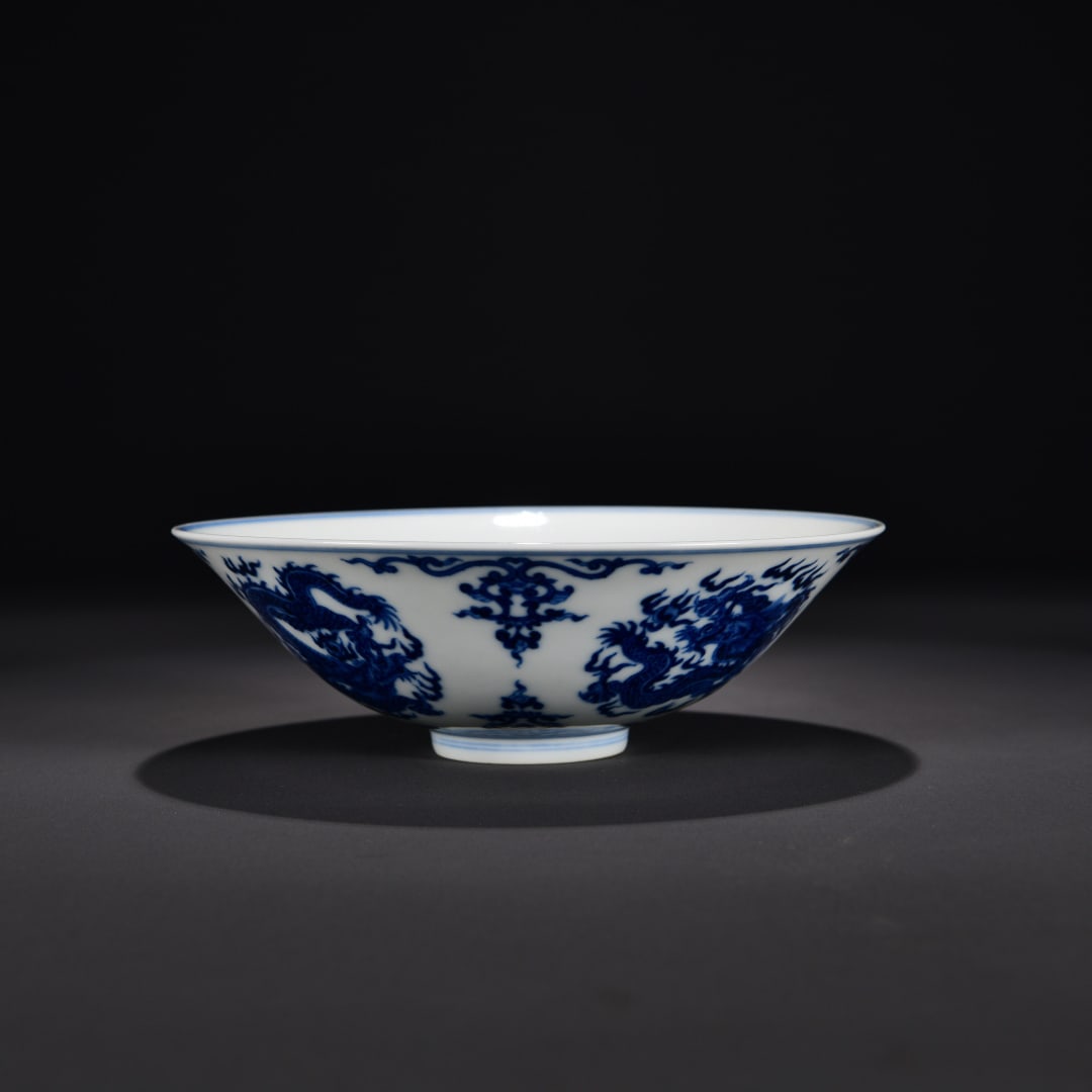 A blue and white dragon pattern hat bowl made in the Yongzheng year of the Qing Dynasty: The blue and white dragon pattern hat bowl made in the Yongzheng year of the Qing Dynasty Size:H:6x20cm (The Dimensions Of All Batches Are Manually Measured.If You Need More Detailed Information, Plea