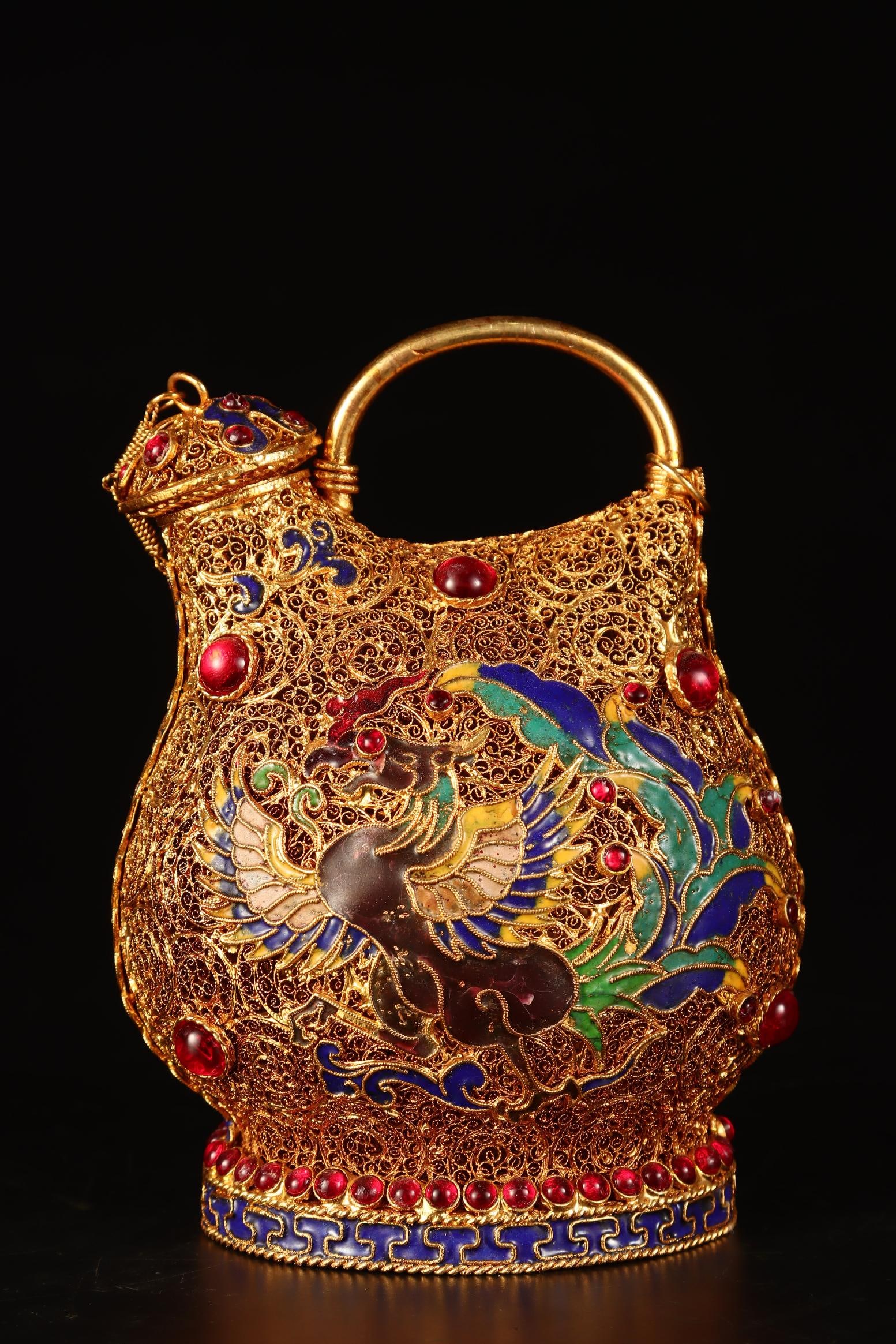 A filigree gilt phoenix pot from the Qing Dynasty: The filigree gilded phoenix pot of the Qing Dynasty Size:H:16cm W:10cm L:12cm W:0.398kg (The Dimensions Of All Batches Are Manually Measured.If You Need More Detailed Information, Please Contact Our C